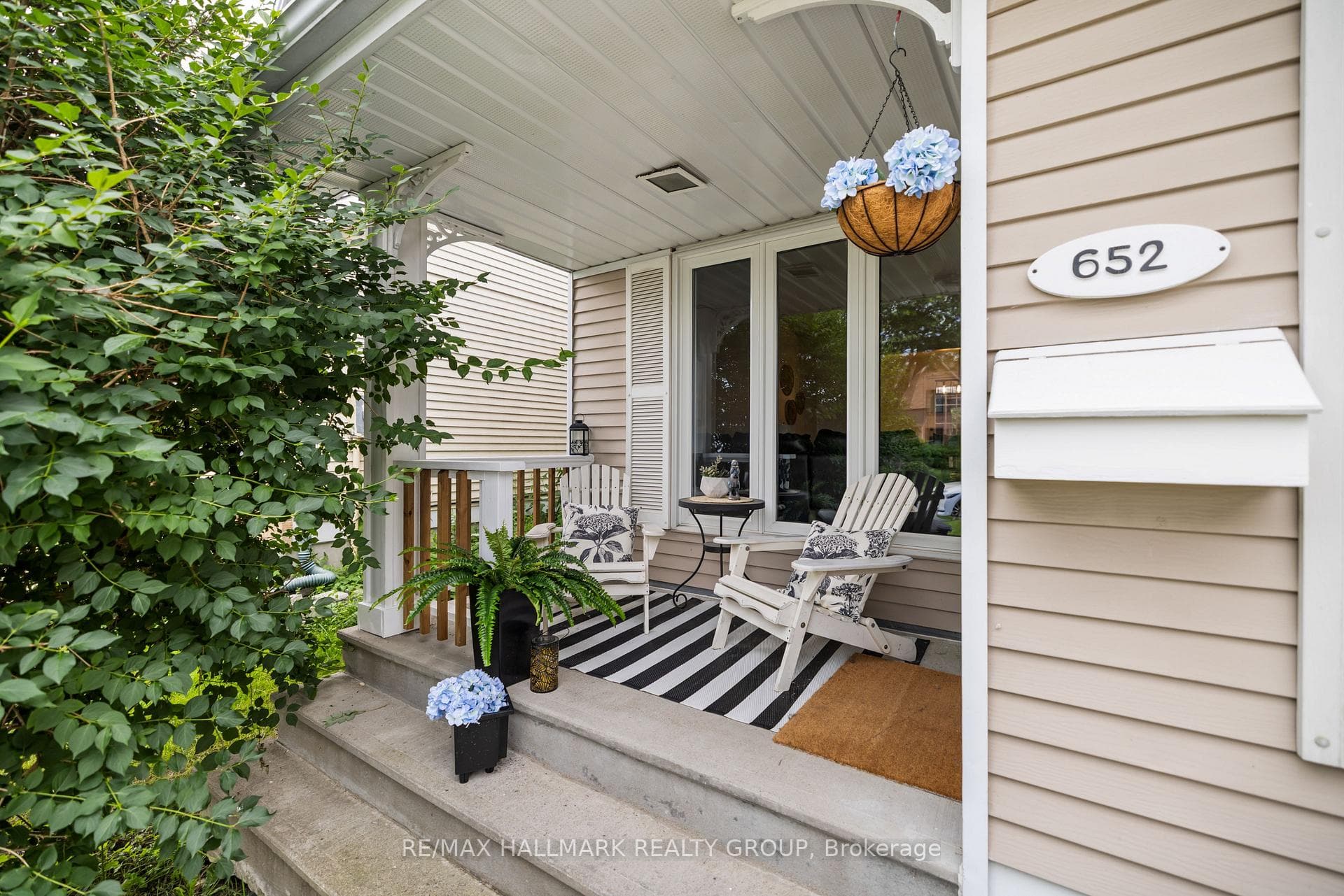 652 Thicket Way photo 2