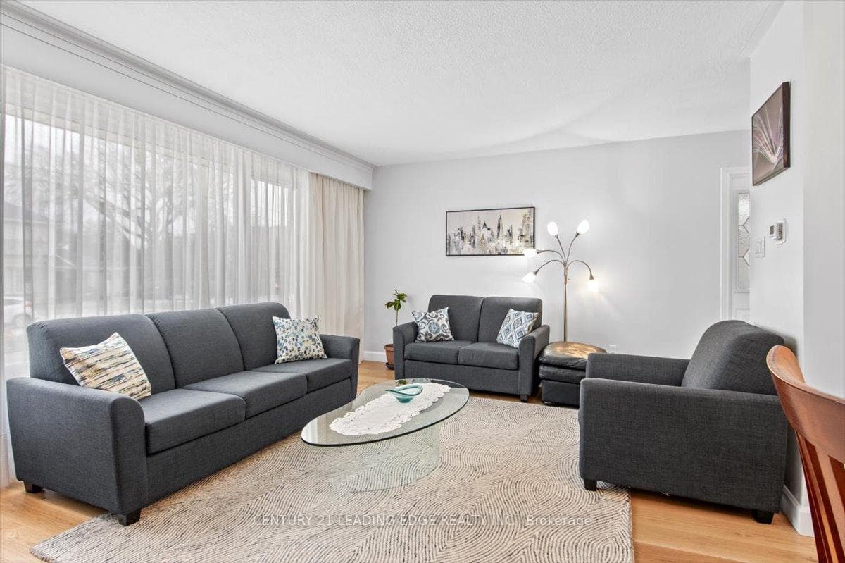36 OAKWORTH Crescent photo 9