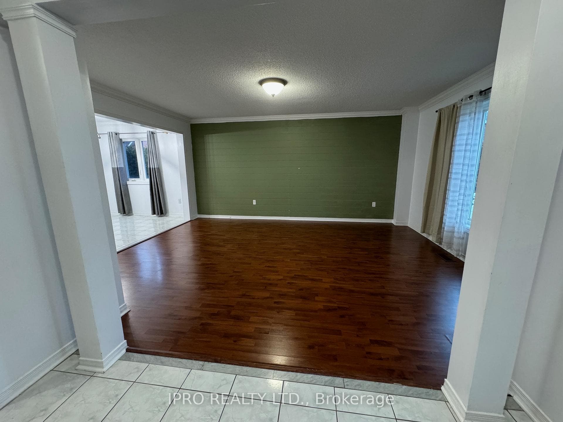 597 WALPOLE Crescent photo 5