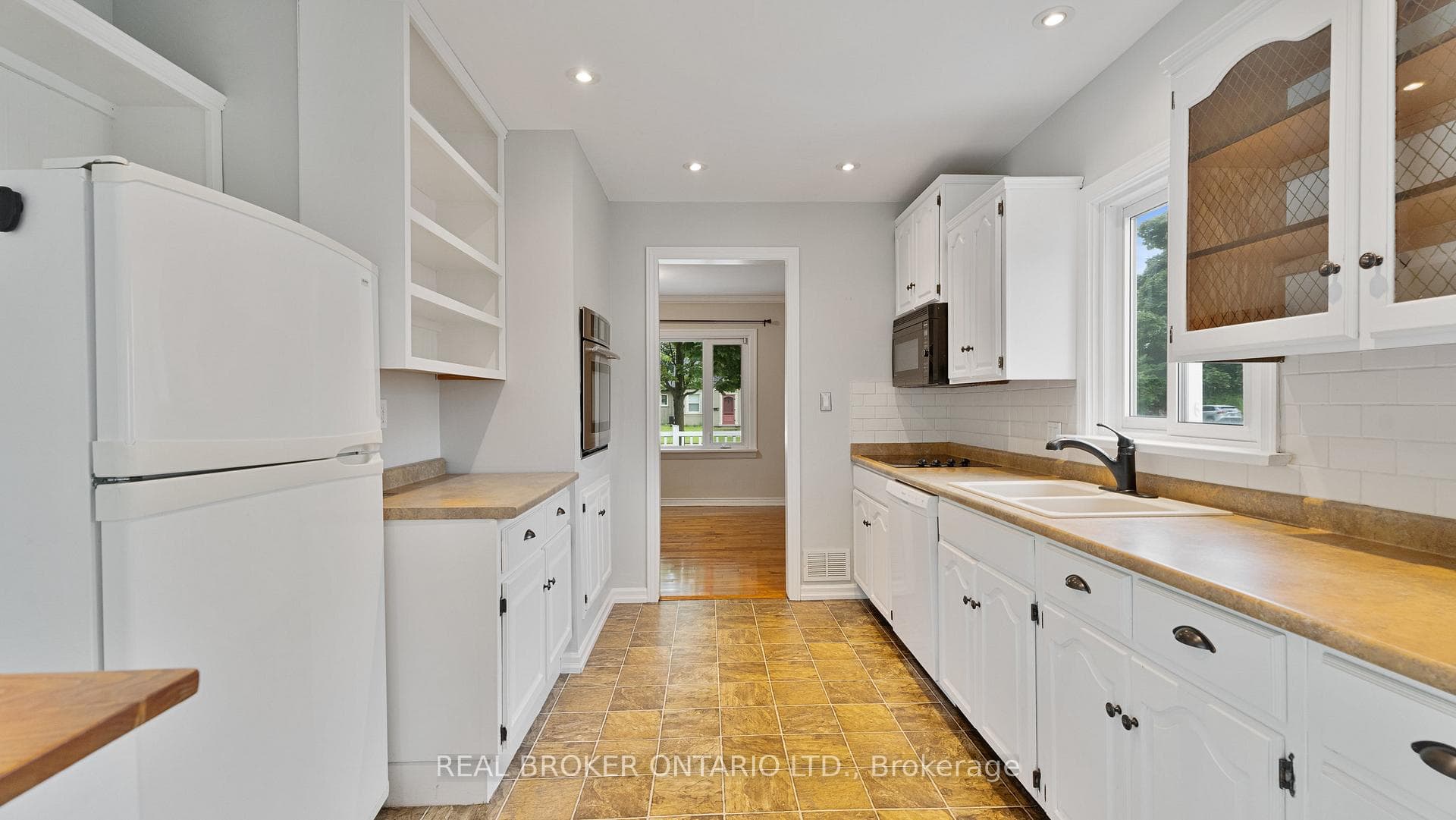 27 Grove Crescent photo 9