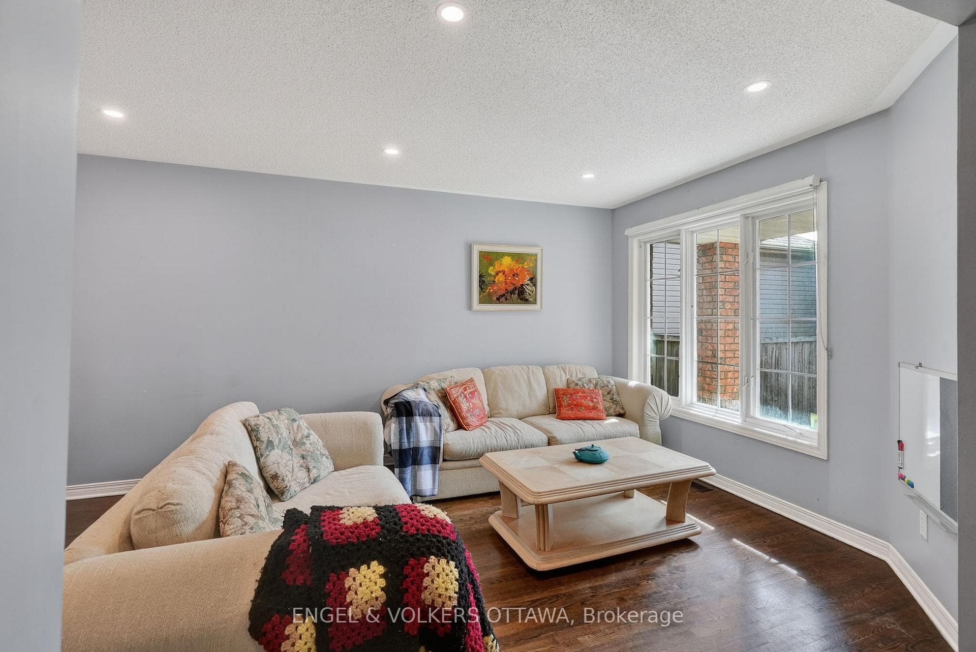 1033 Como Crescent photo 4