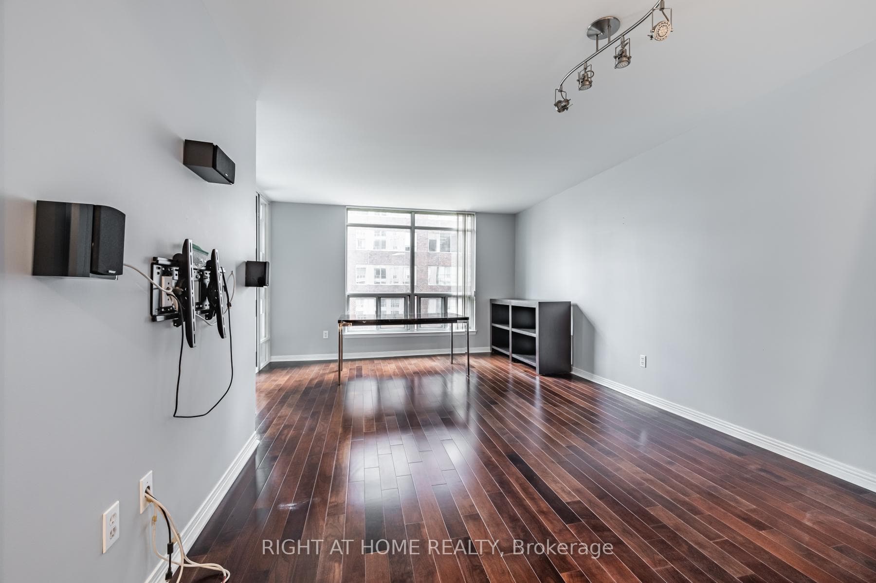 942 Yonge Street Unit 605 photo 4