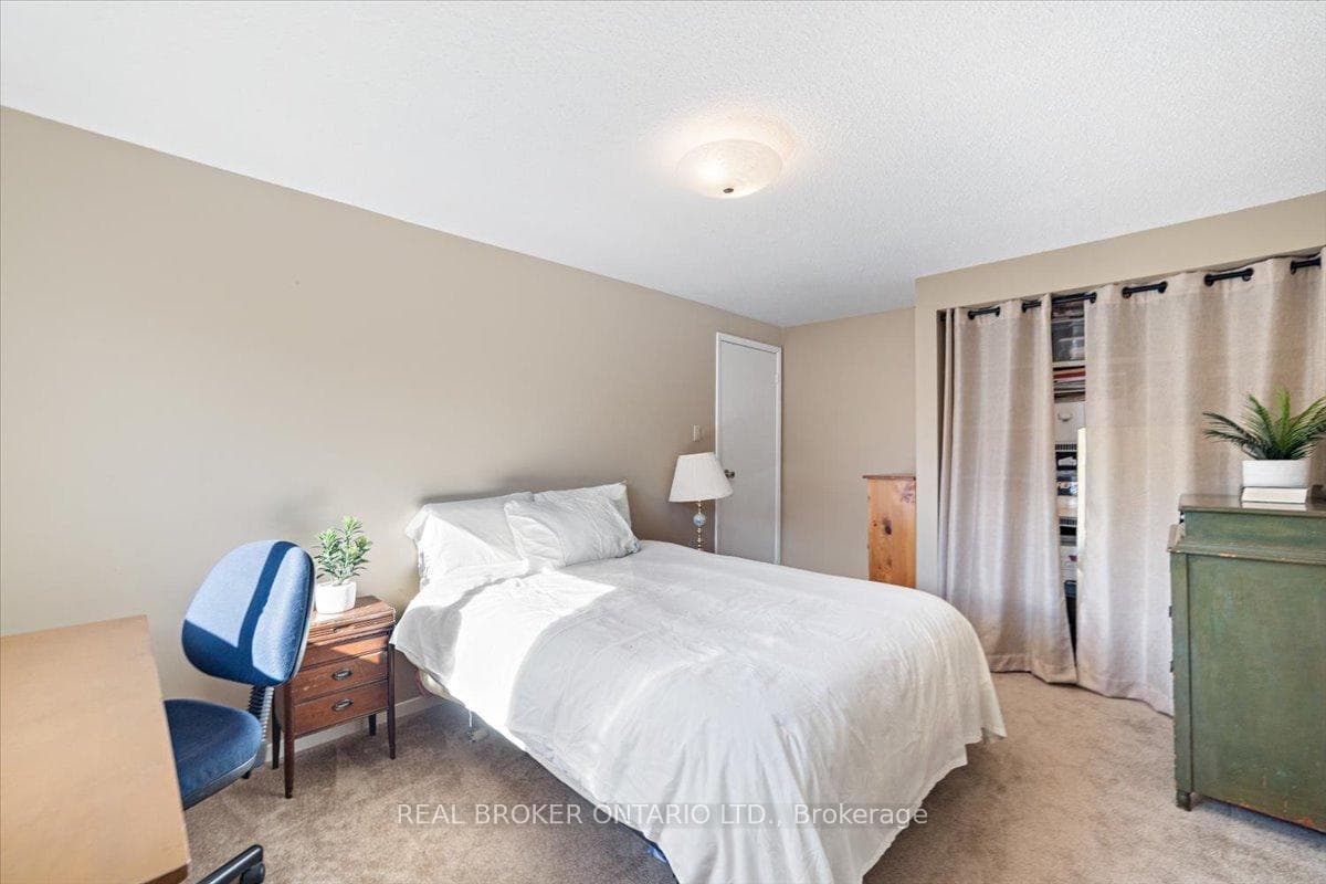2655 Gananoque Drive Unit 18 photo 14