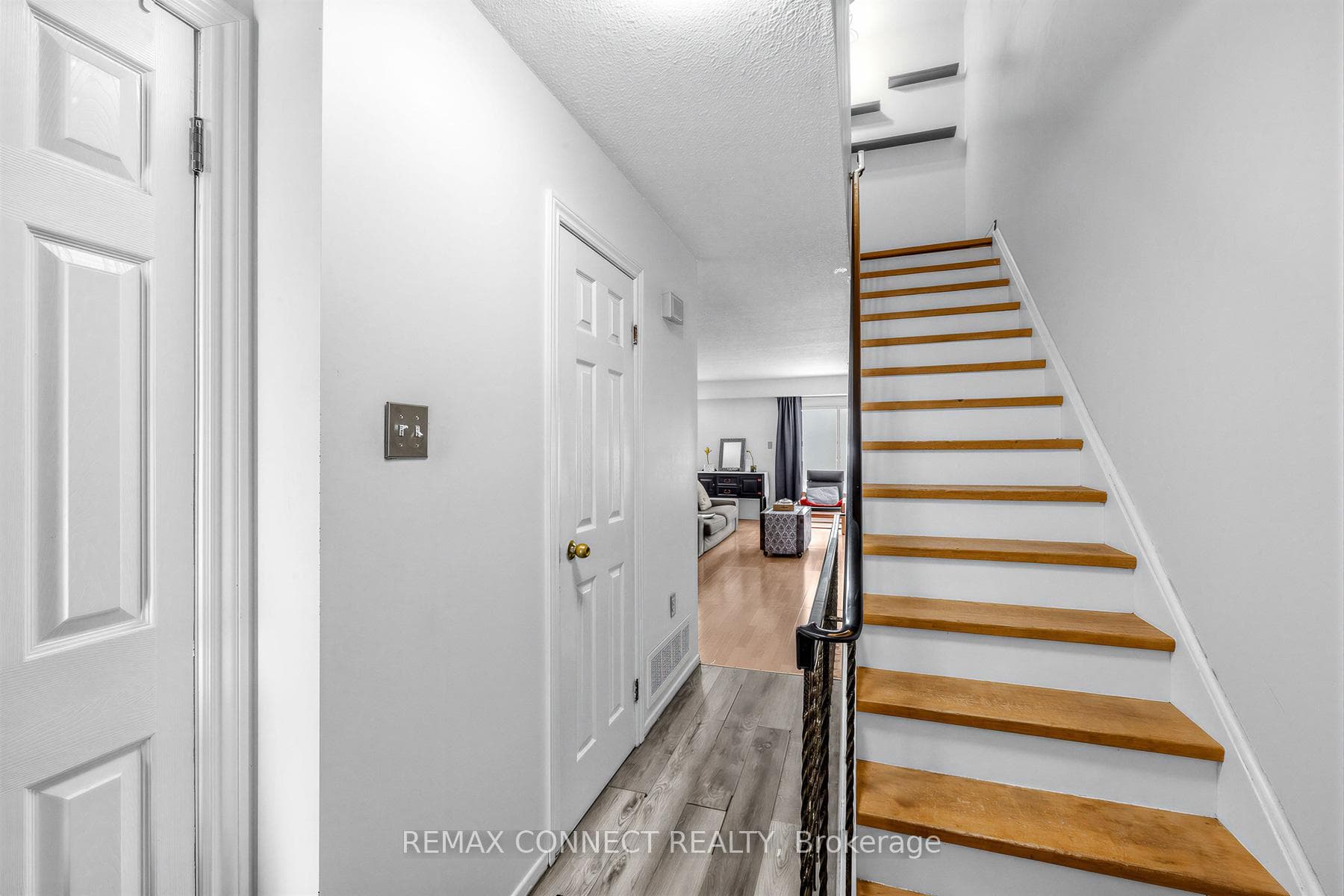 165 Carolbreen Square photo 4
