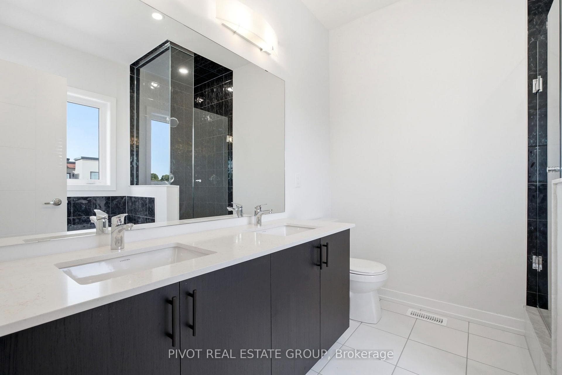 2752 Lawrence Avenue photo 31