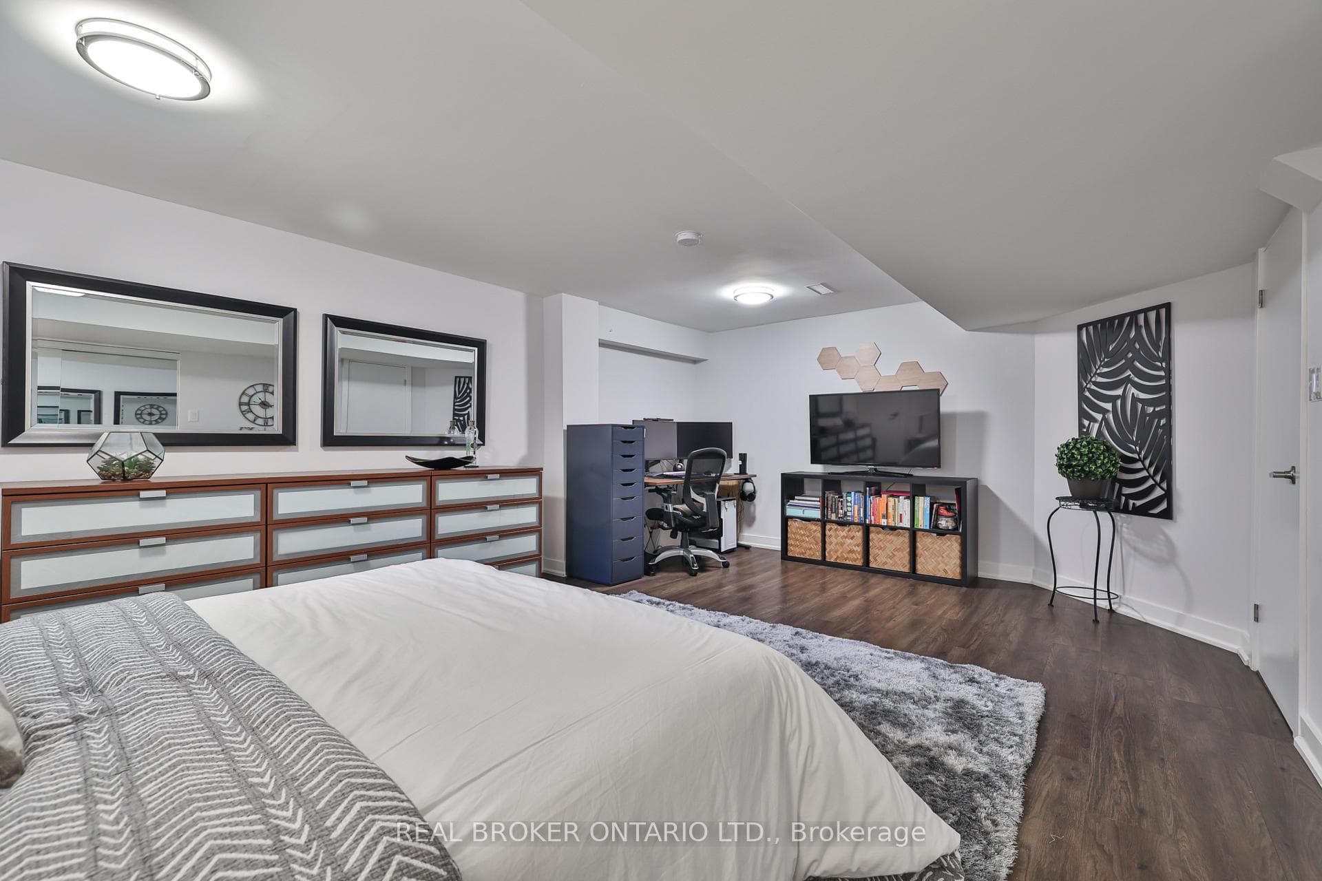 2054 Rebecca Street photo 37