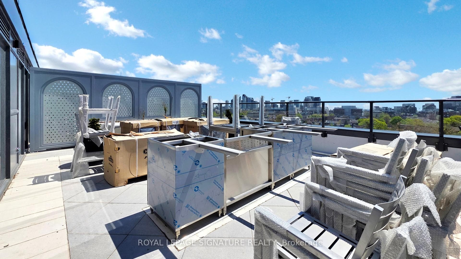 Amazing Rooftop amenities area