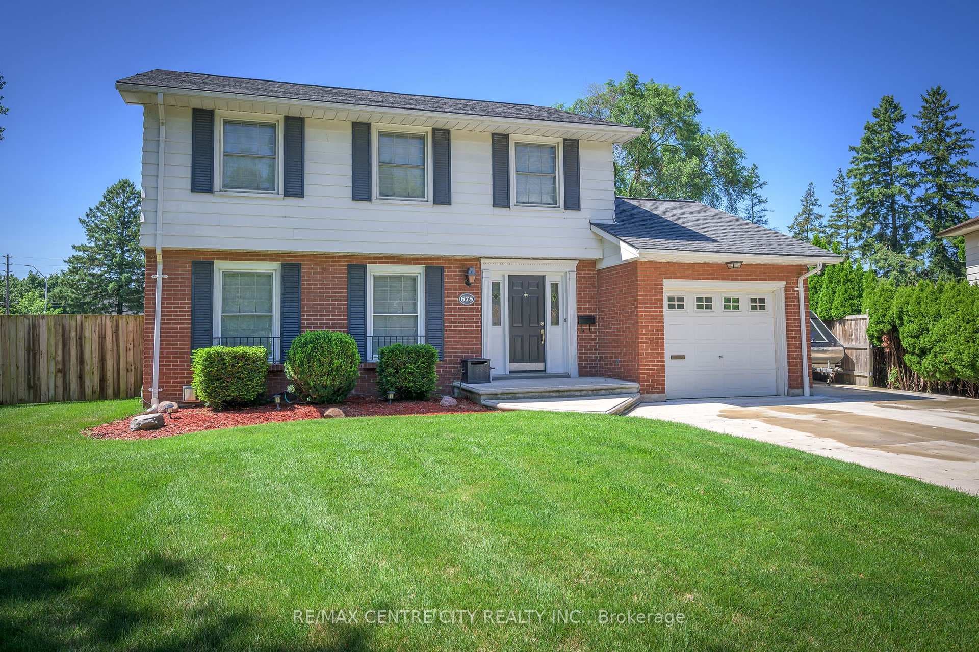 675 Dunboyne Crescent photo 1