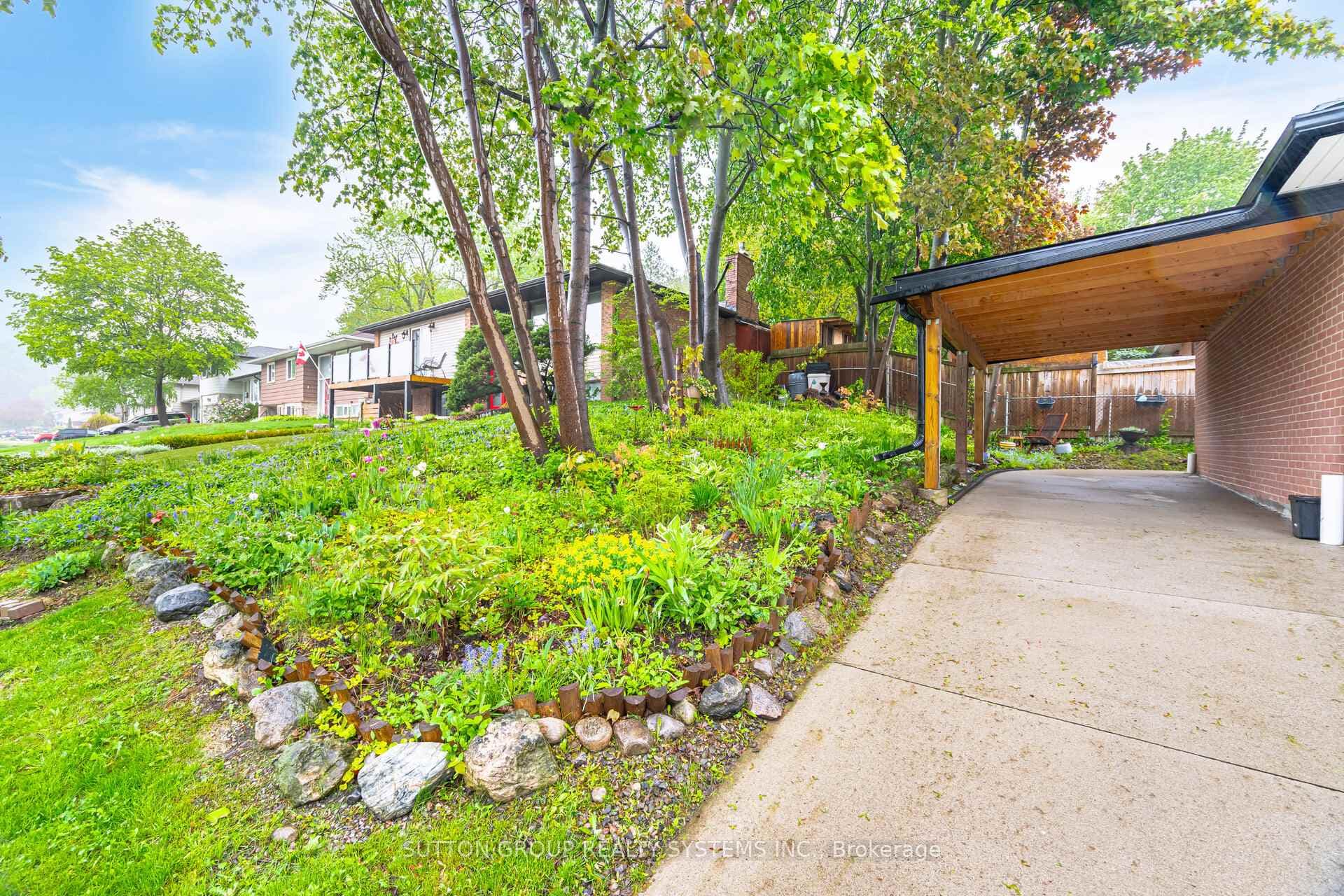 175 Connaught Crescent photo 50