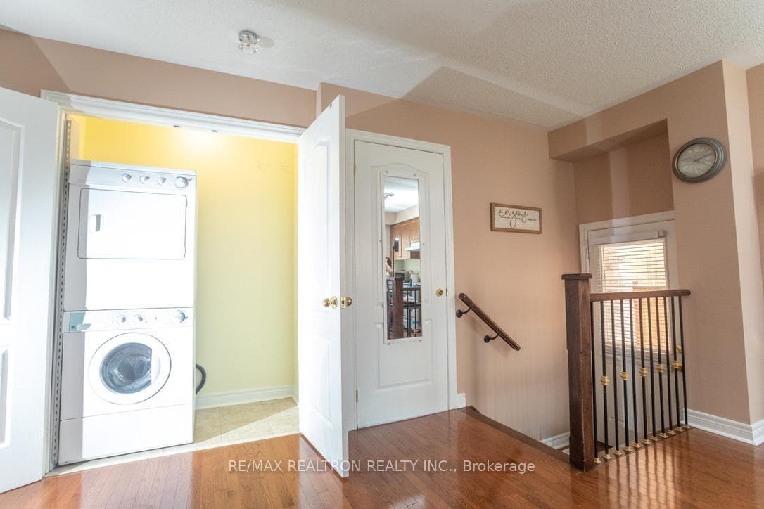 54 Chayna Crescent photo 15