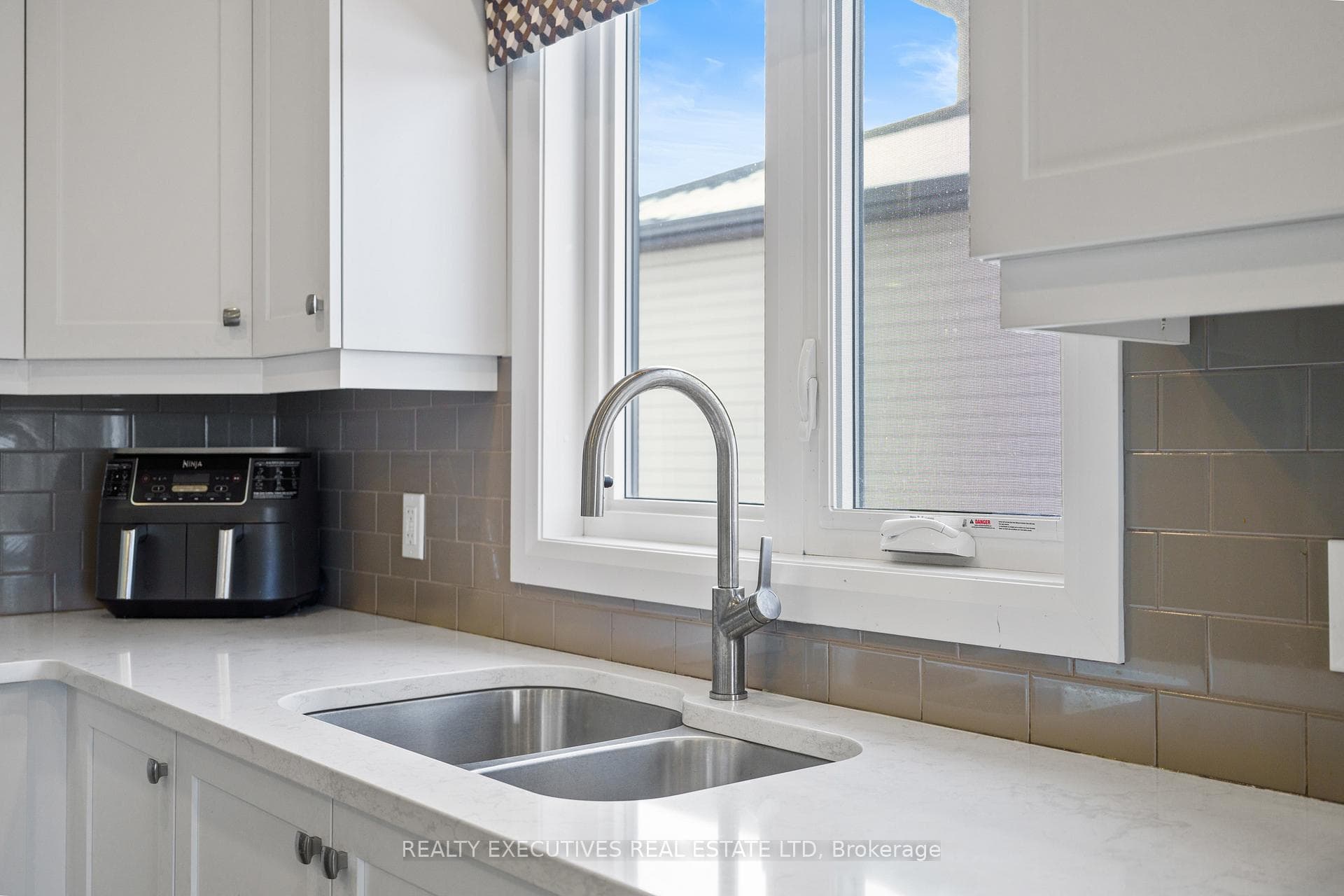 460 Arora Crescent photo 6