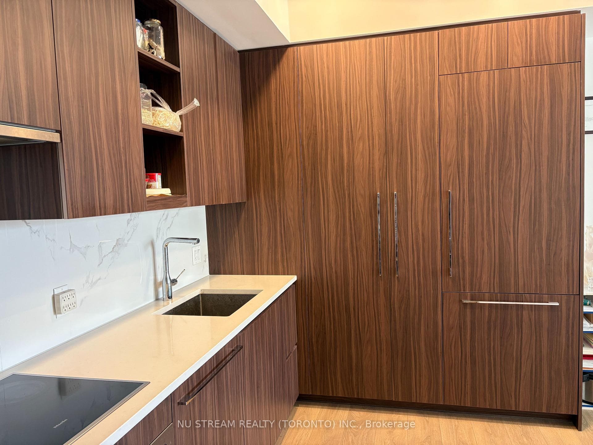 27 Mcmahon Drive Unit 606 photo 4