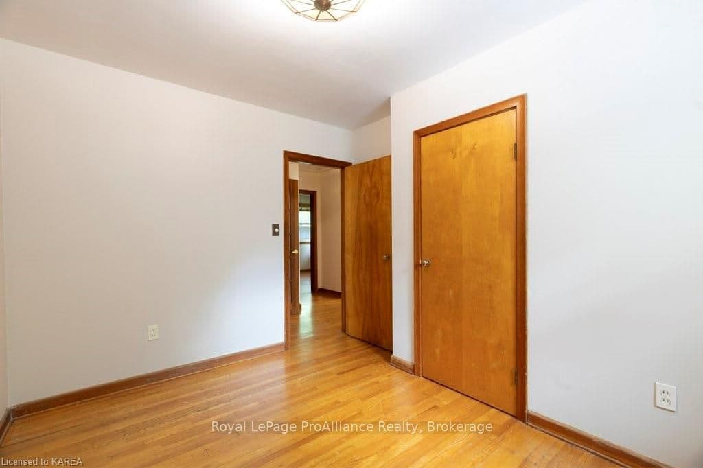 223 YONGE Street photo 14