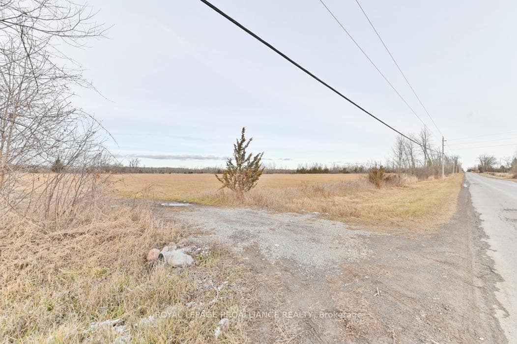 699 Lazier Road photo 4