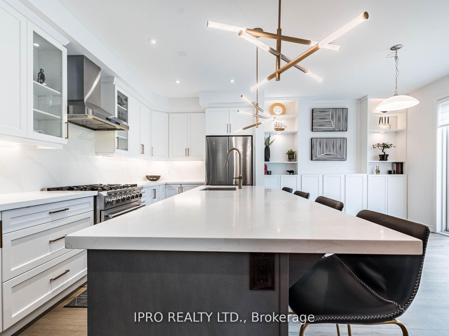 1406 Lobelia Crescent photo 24