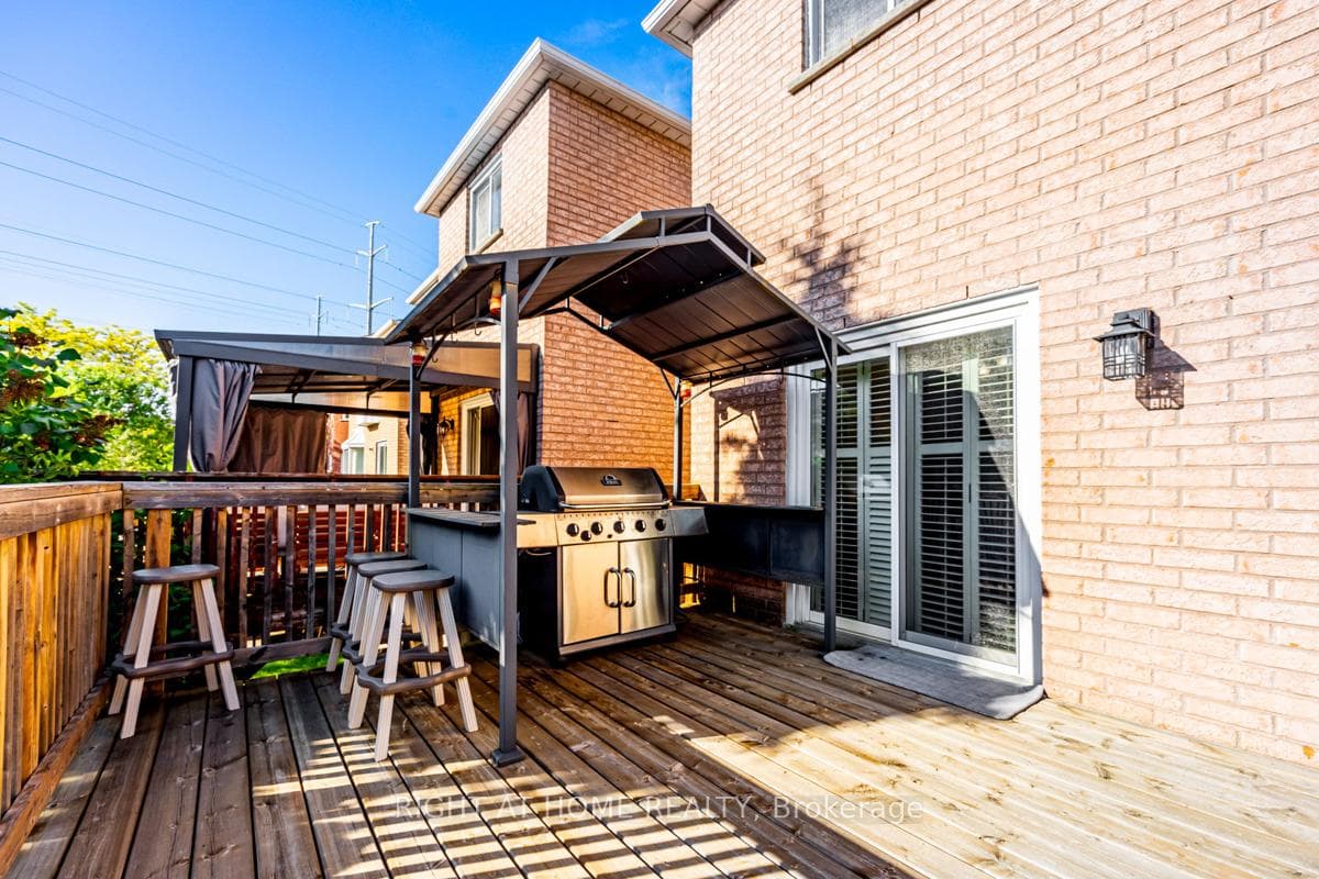 1448 Sandhurst Crescent photo 39