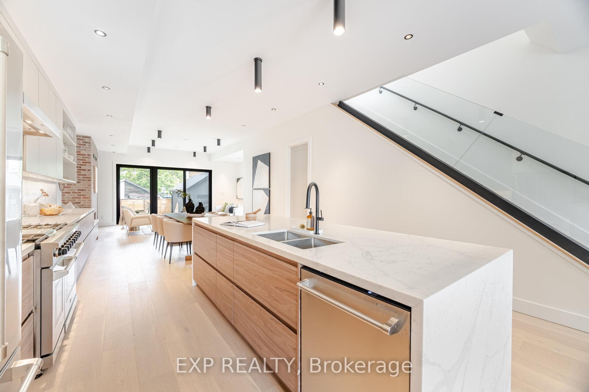 108 Sammon Avenue photo 2