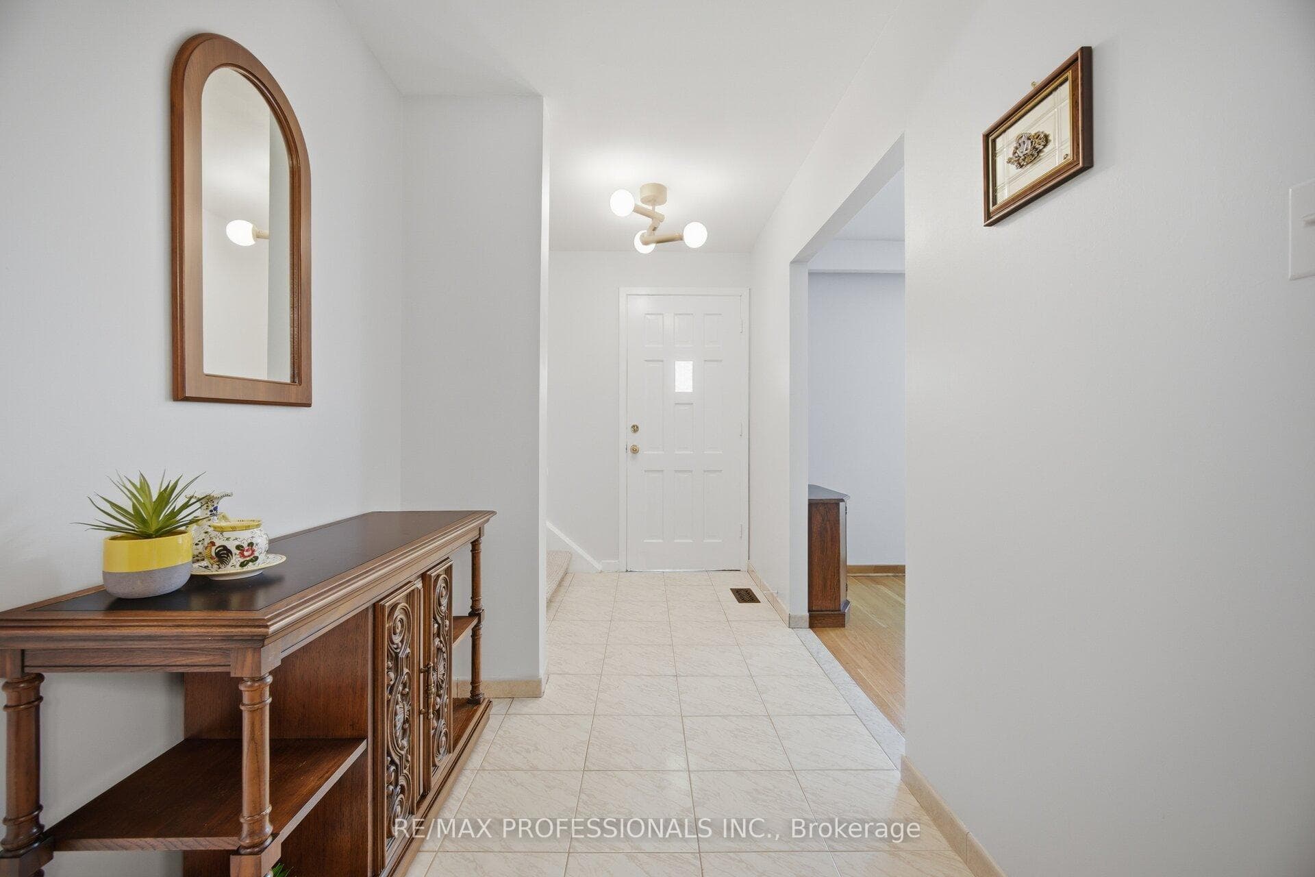 74 Ringway Crescent photo 5