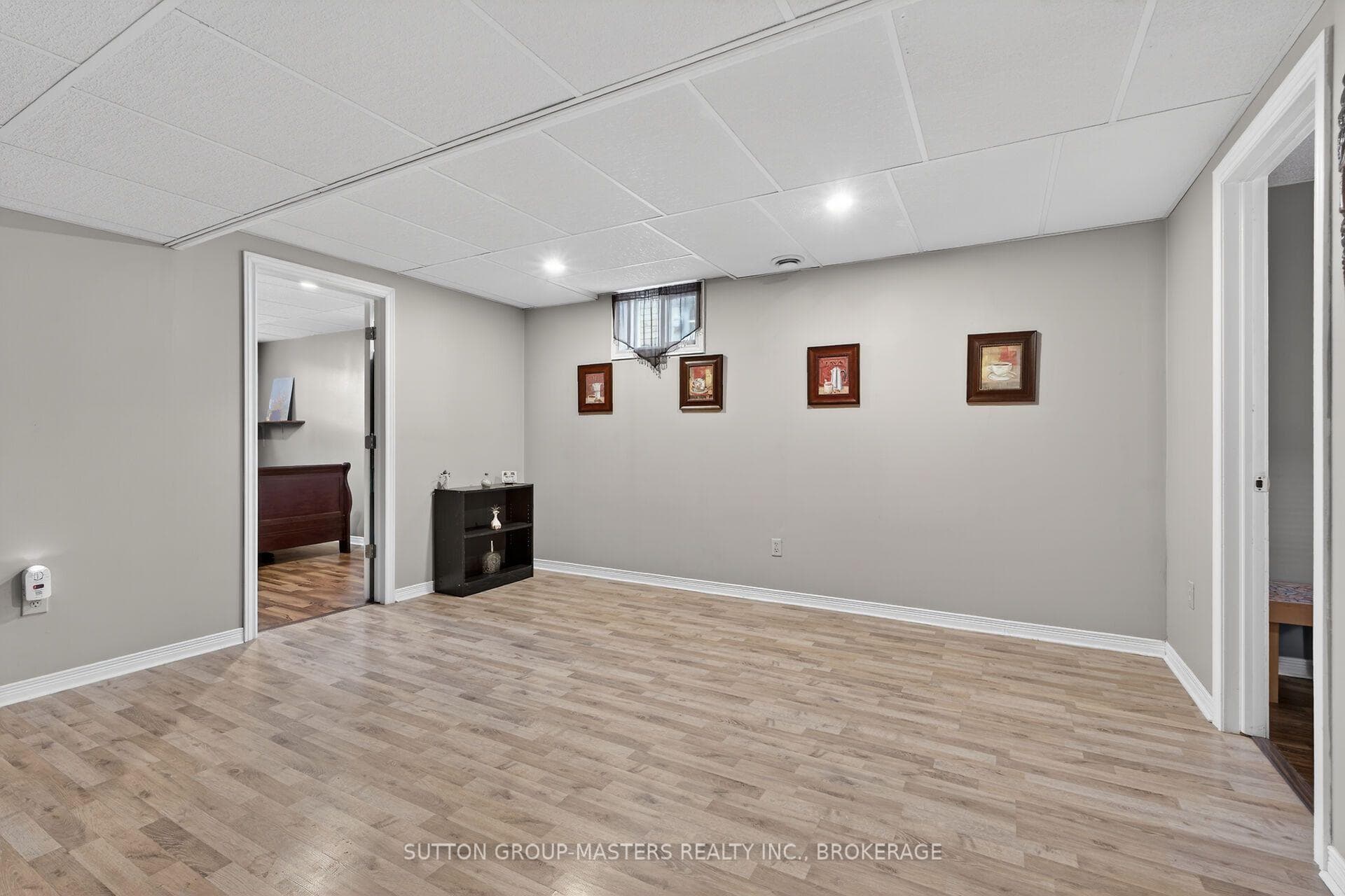 1080 Palmerston Crescent photo 29