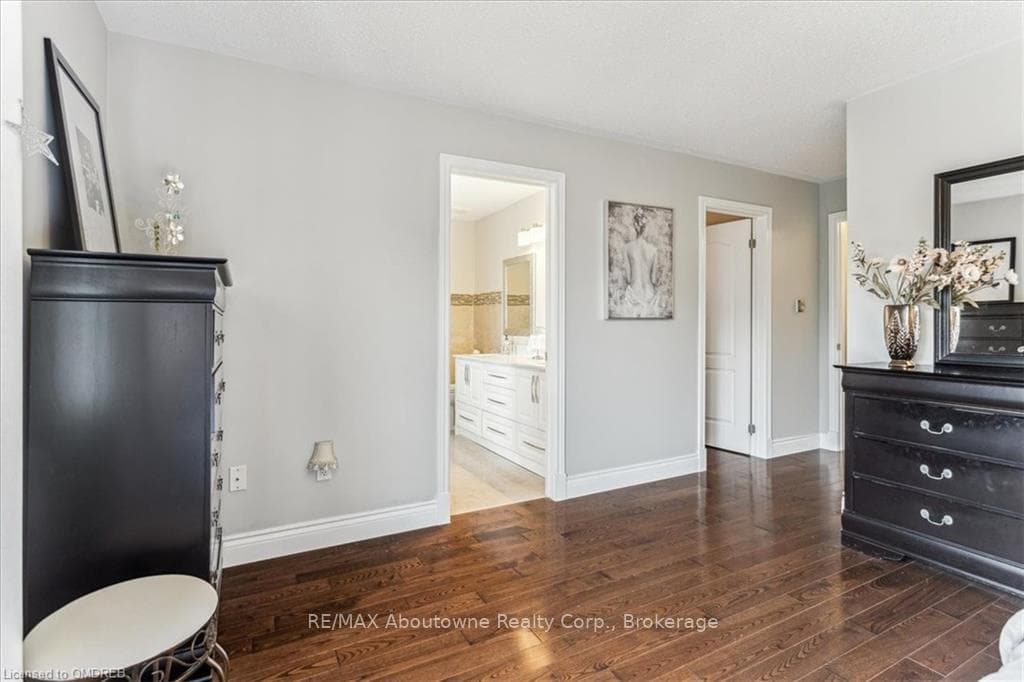 499 WILLMOTT Crescent photo 20