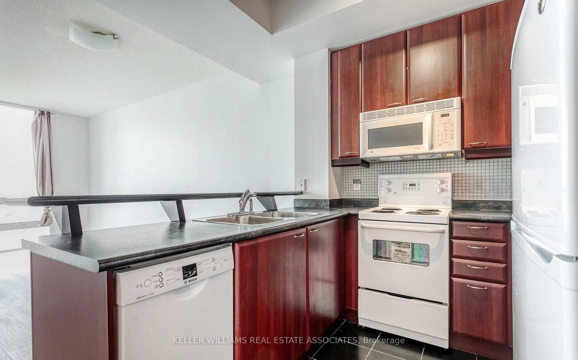 220 Burnhamthorpe Road Unit 519 photo 7