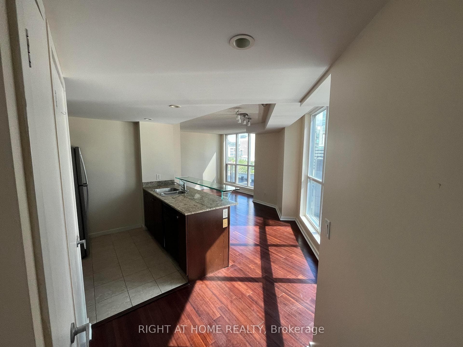 208 Queens Quay N/A Unit 1013 photo 5