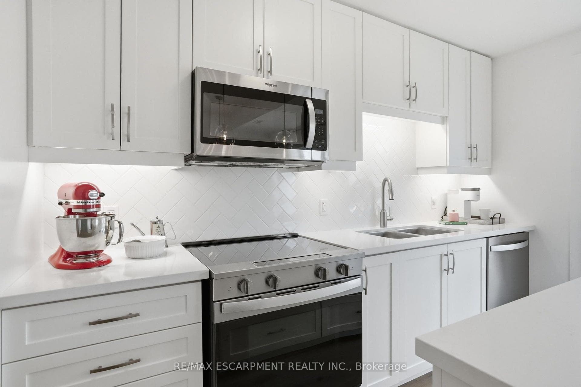245 Burke Street photo 10