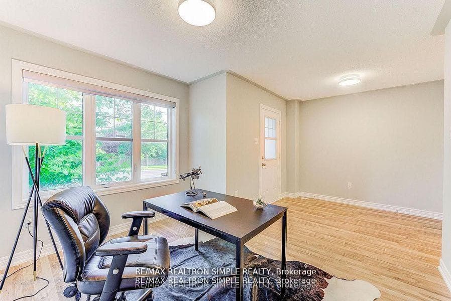 120 Roy Grove Way photo 3