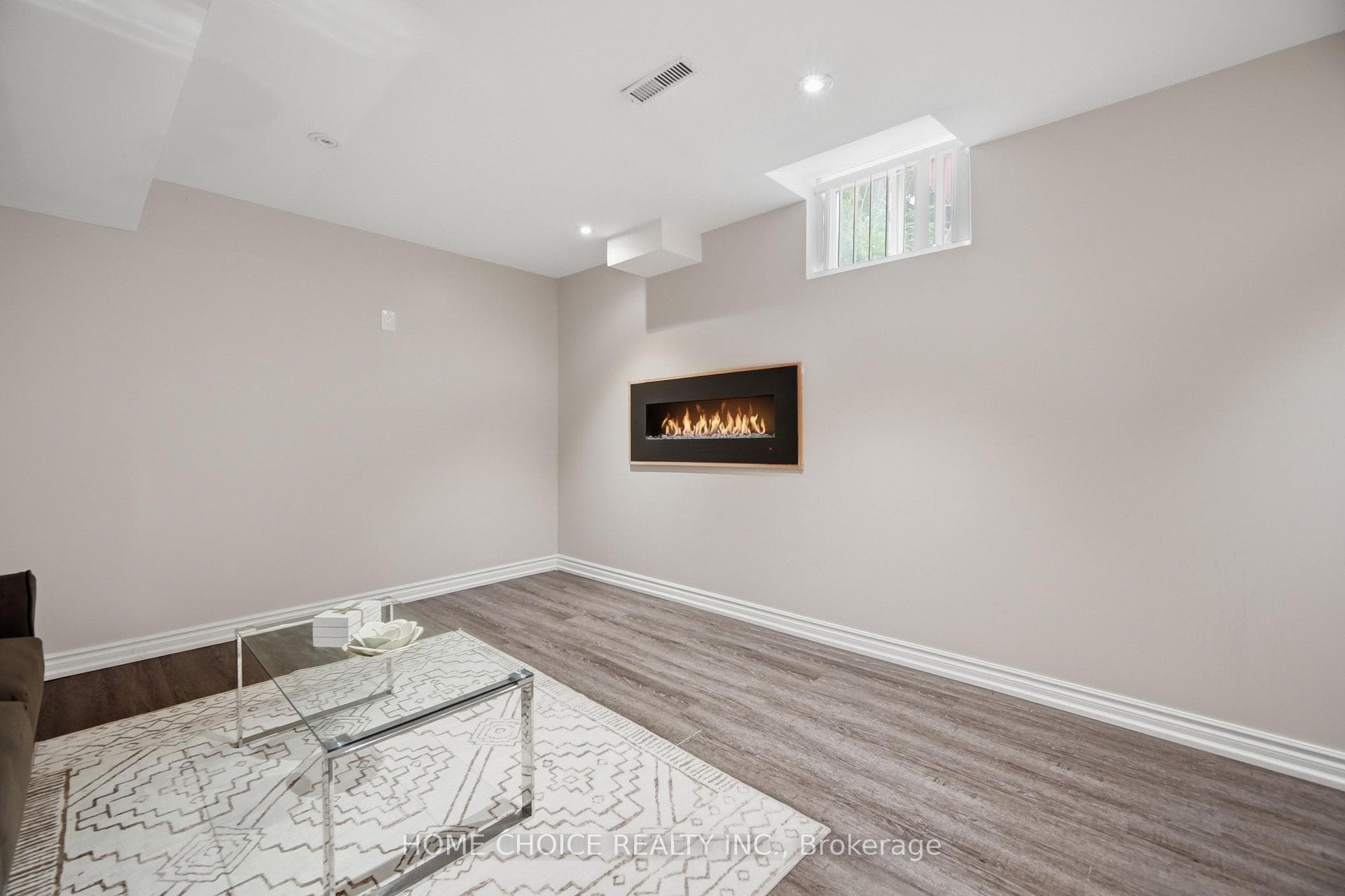 670 Dolby Crescent photo 43
