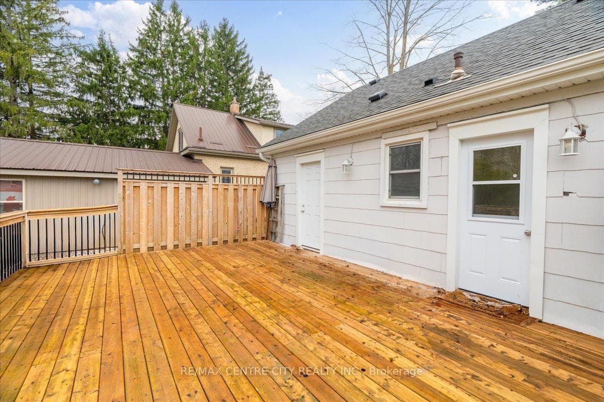 549 Victoria Street photo 24