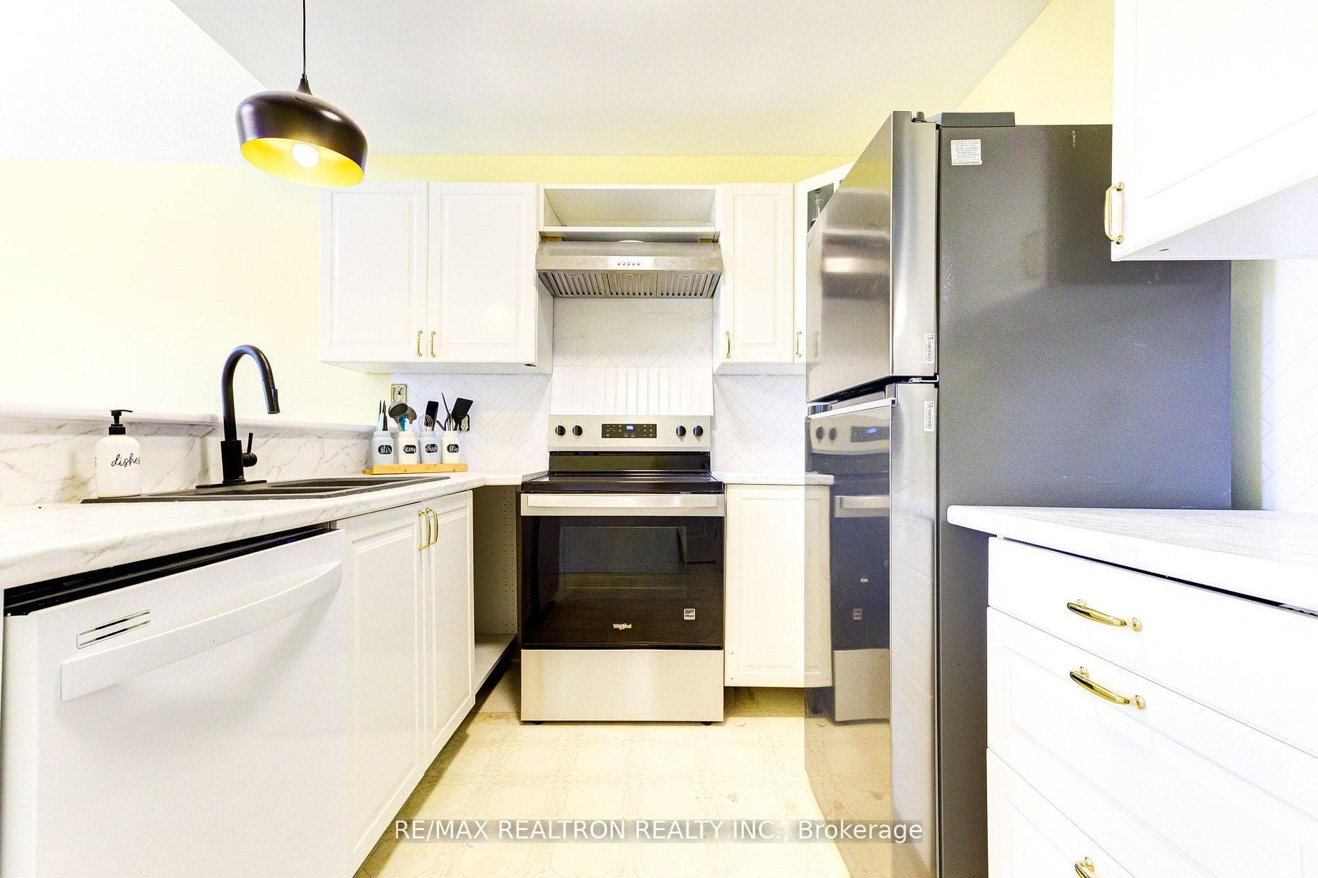 70 Pinnacle Crescent photo 13