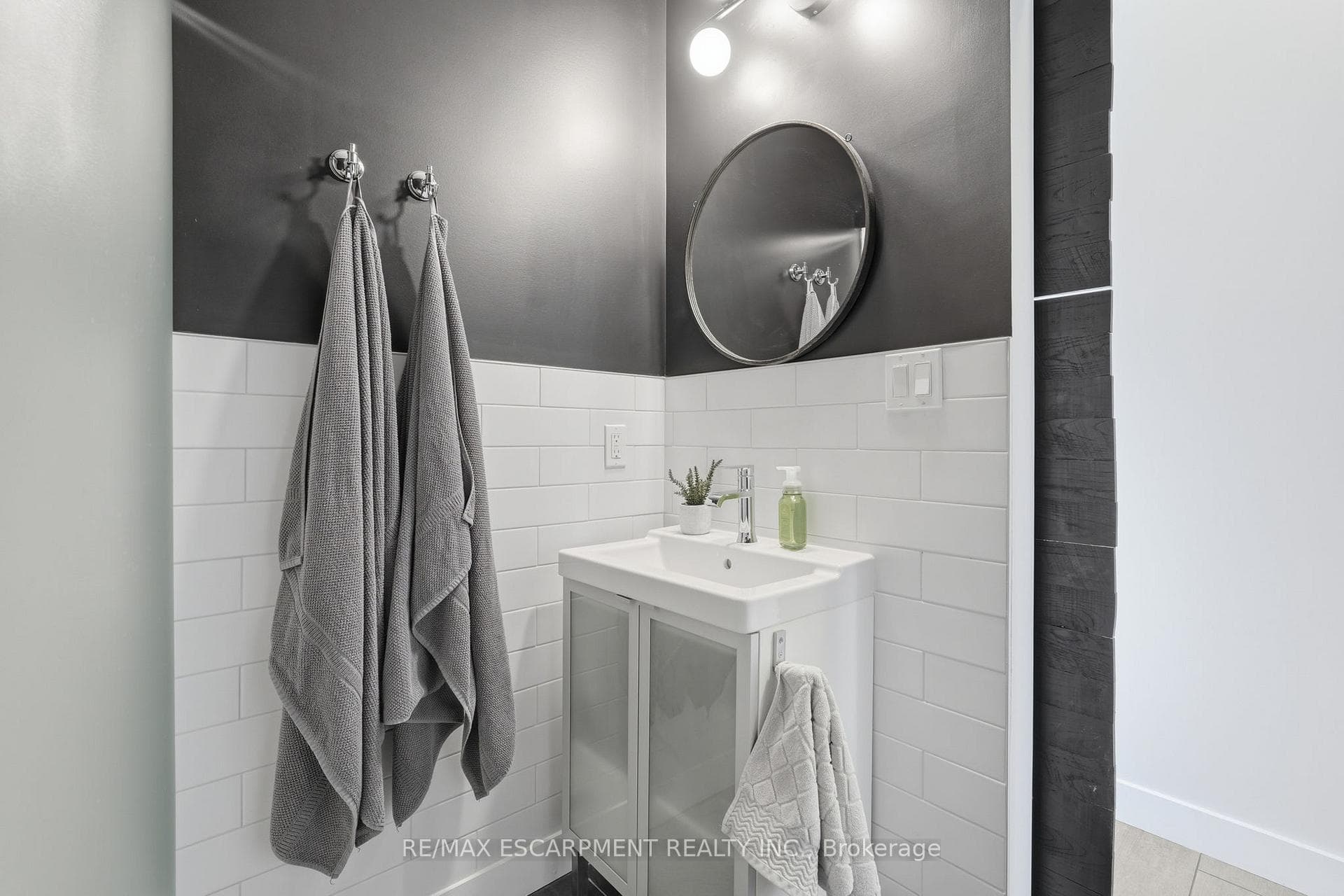 414 JOHN Street photo 18