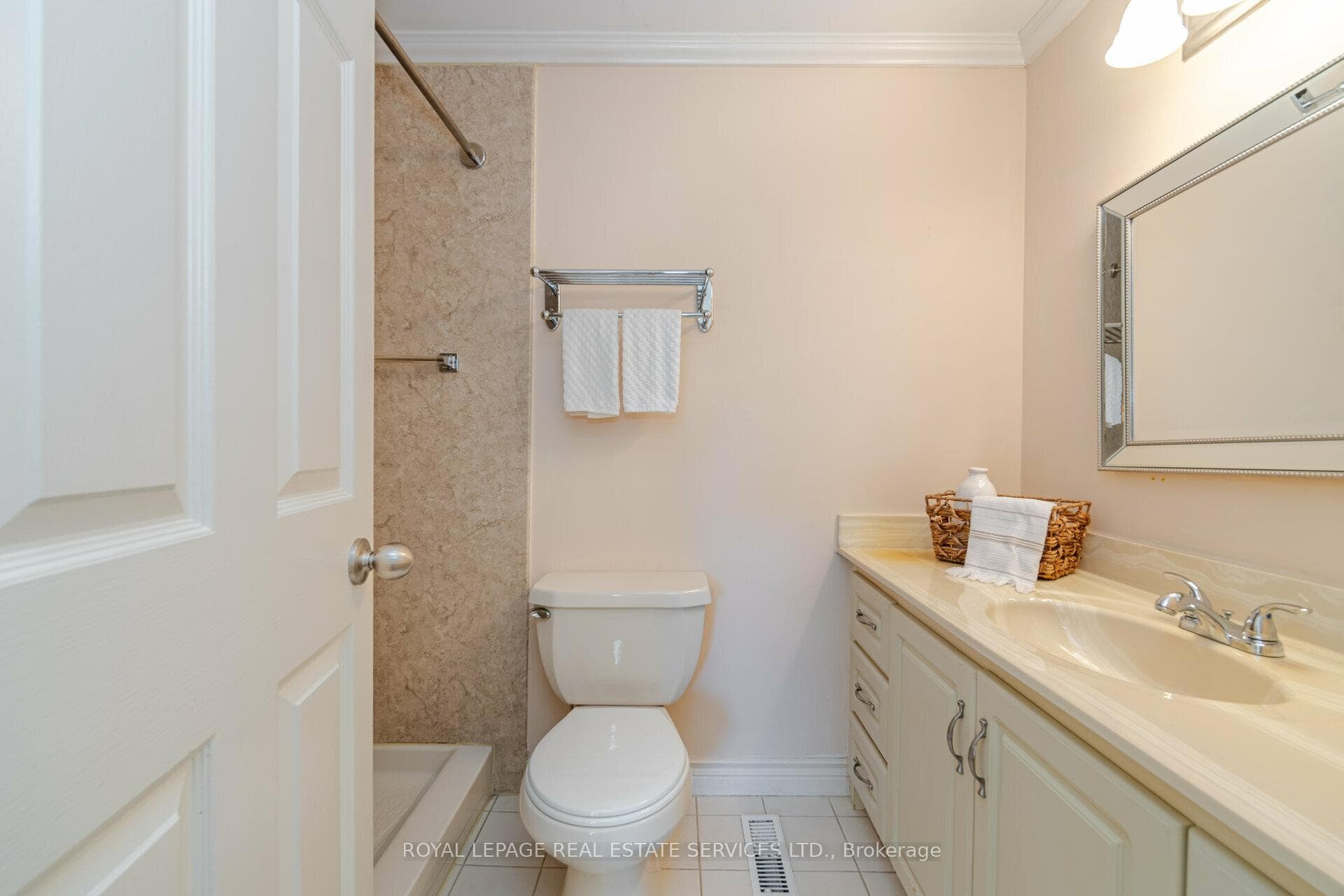 2411 Sovereign Street Unit 7 photo 24