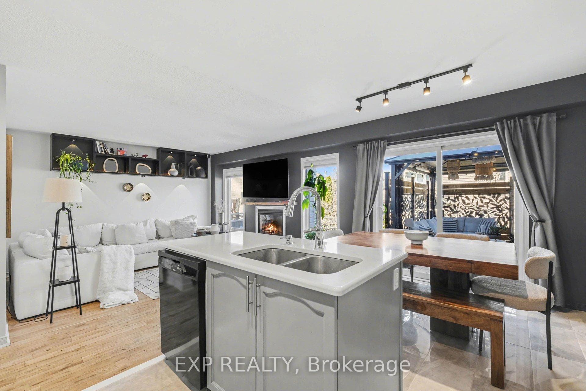 281 Sorento Street photo 9