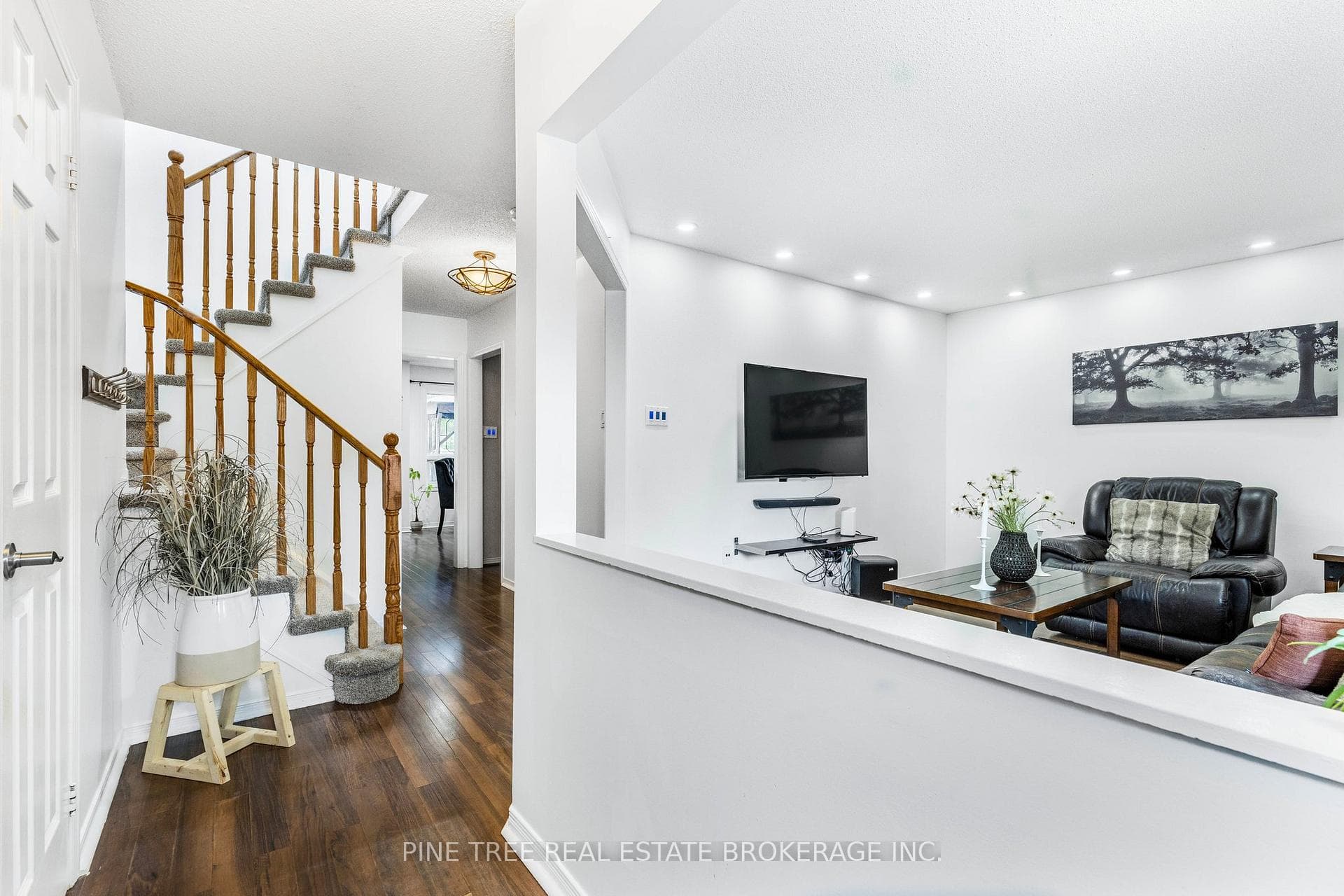 7 Wallace Drive photo 3