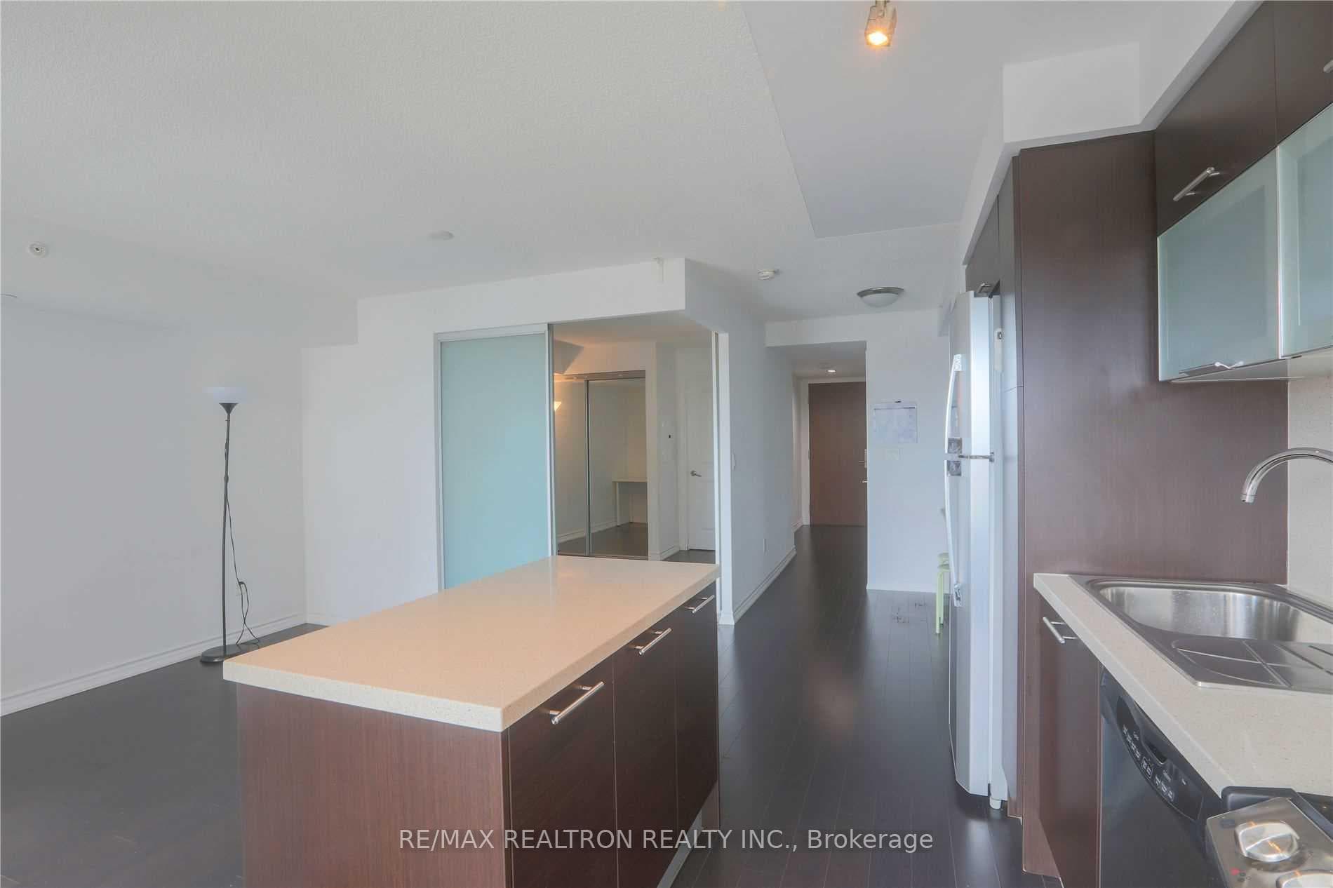 386 Yonge Street Unit 807 photo 6