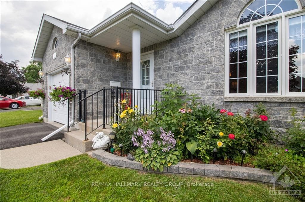 18 REGENCY Place photo 3