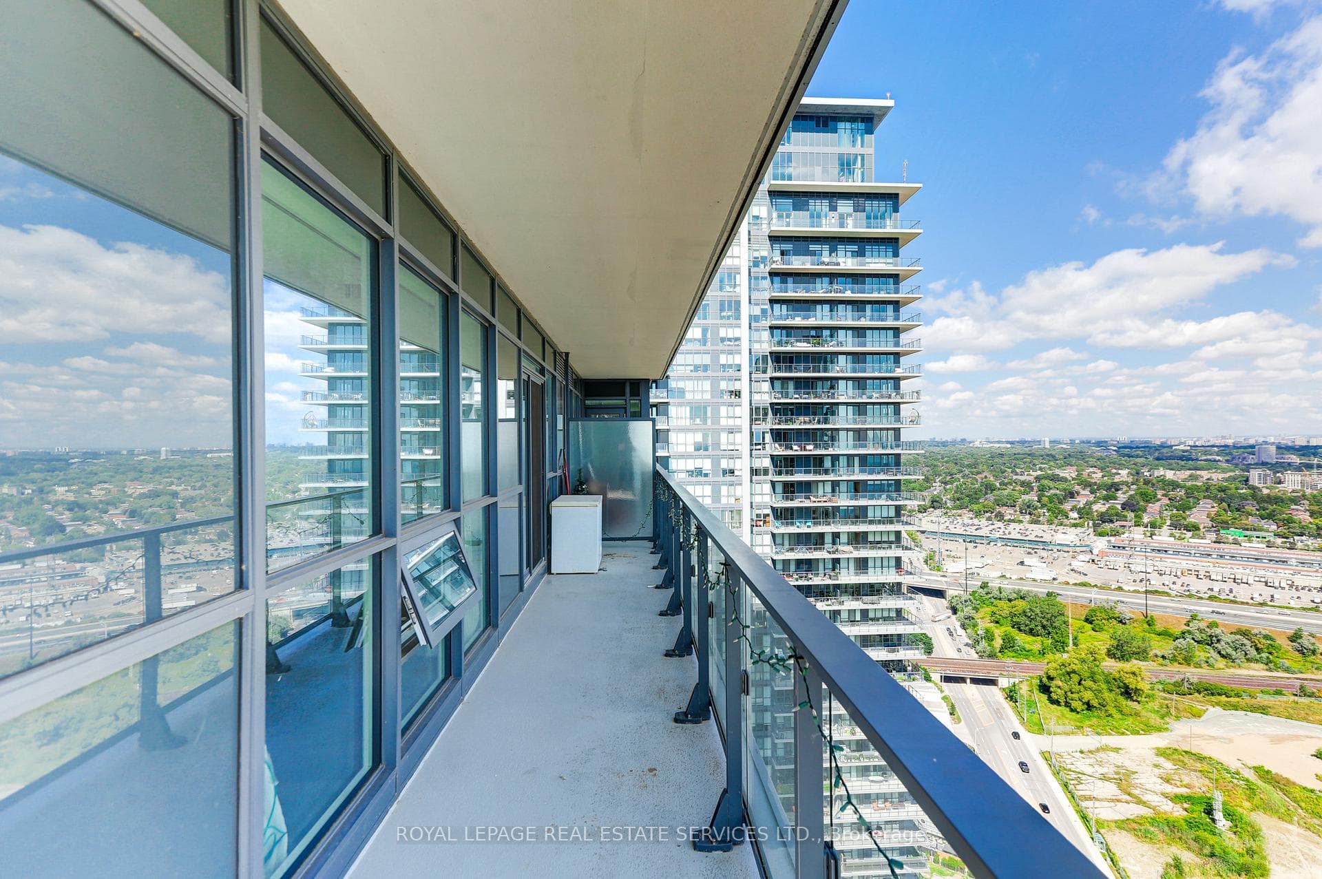2220 Lakeshore Boulevard Unit 3907 photo 31
