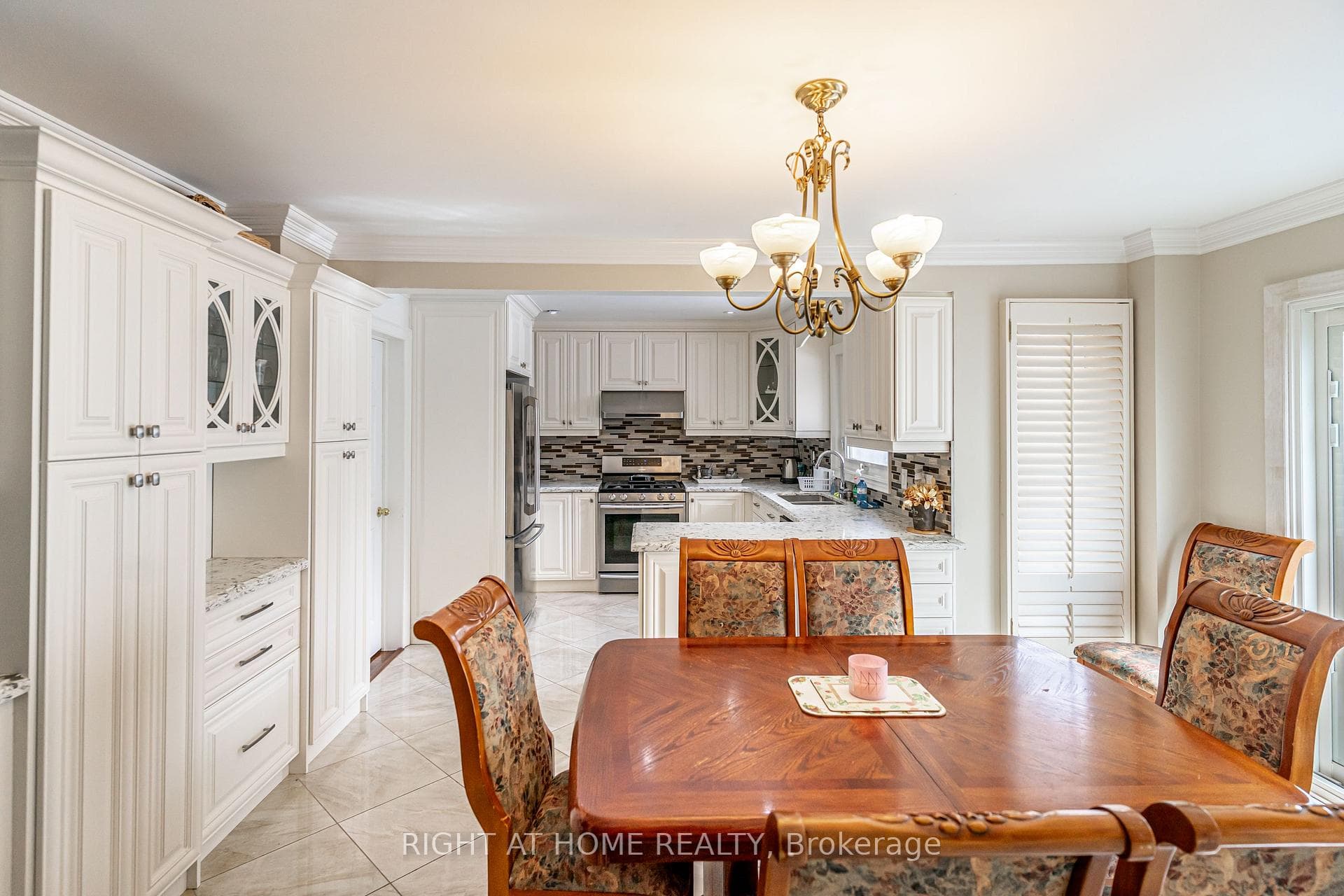 2136 Wincanton Crescent photo 8