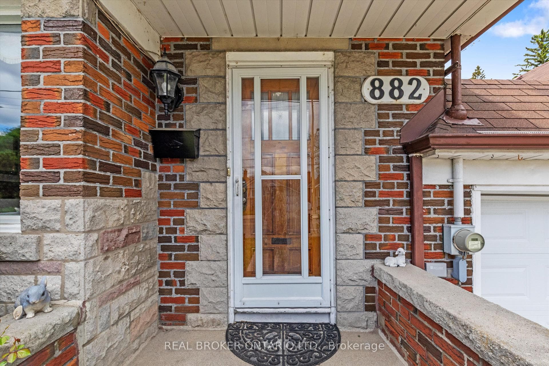 882 Coxwell Avenue photo 4