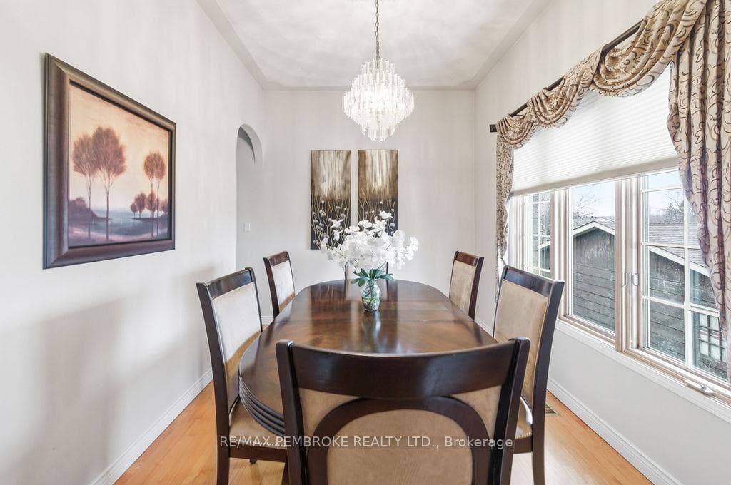 152 Reta Crescent photo 9