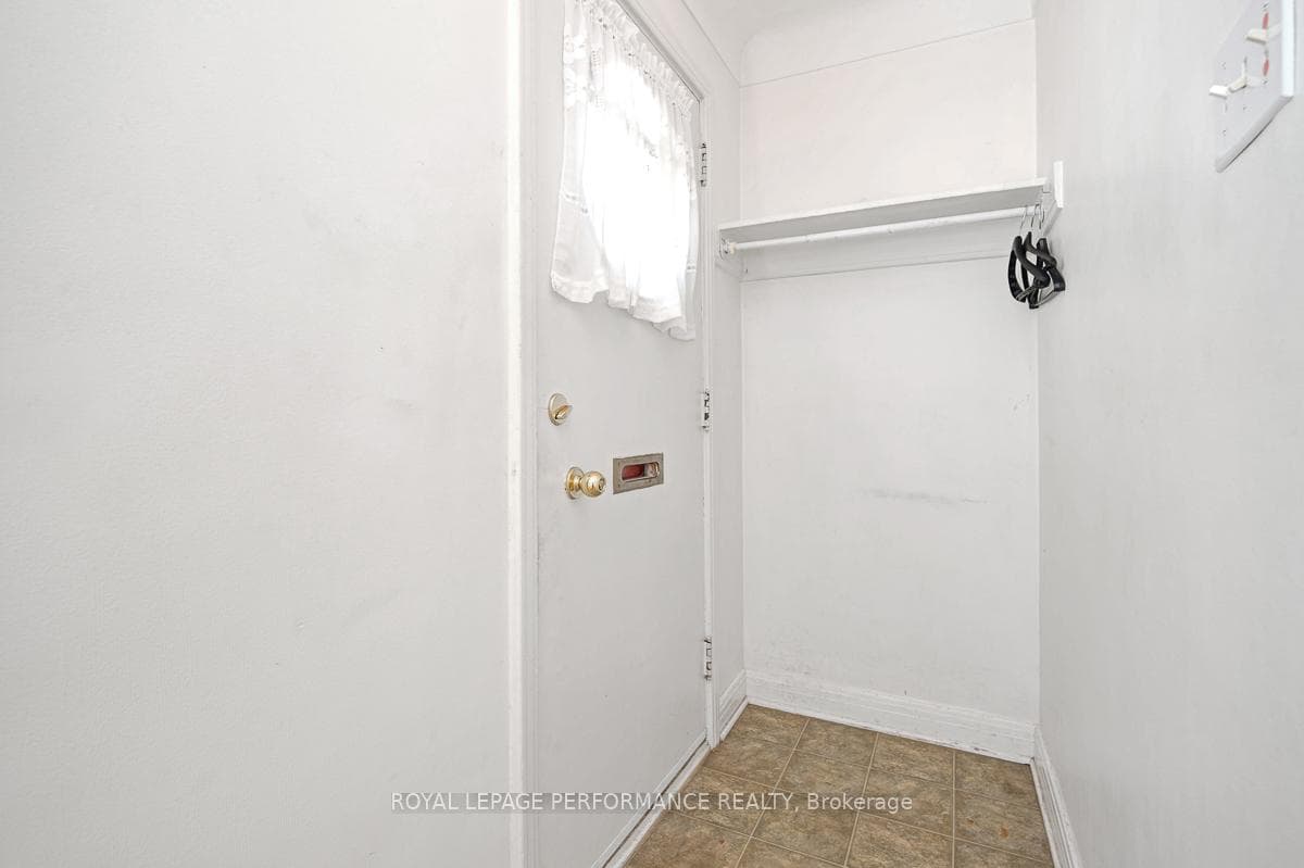 535 Dunbrack Street photo 2