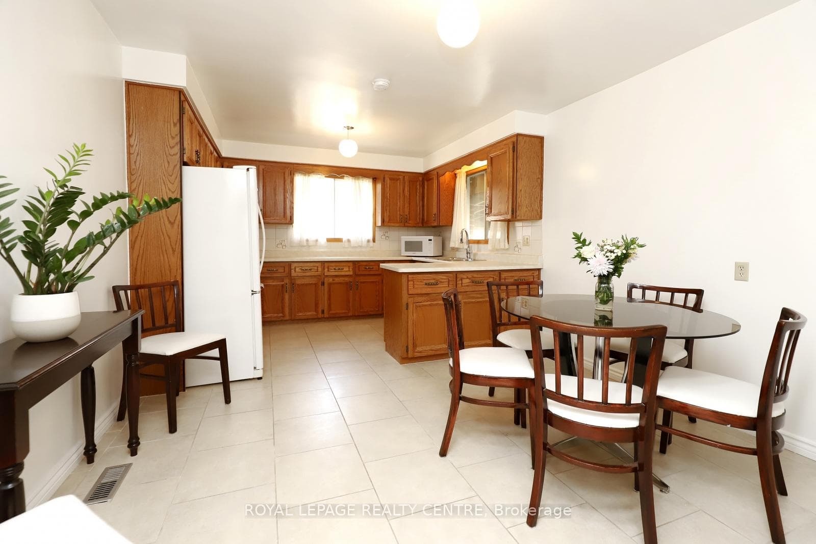 570 Louis Drive photo 9