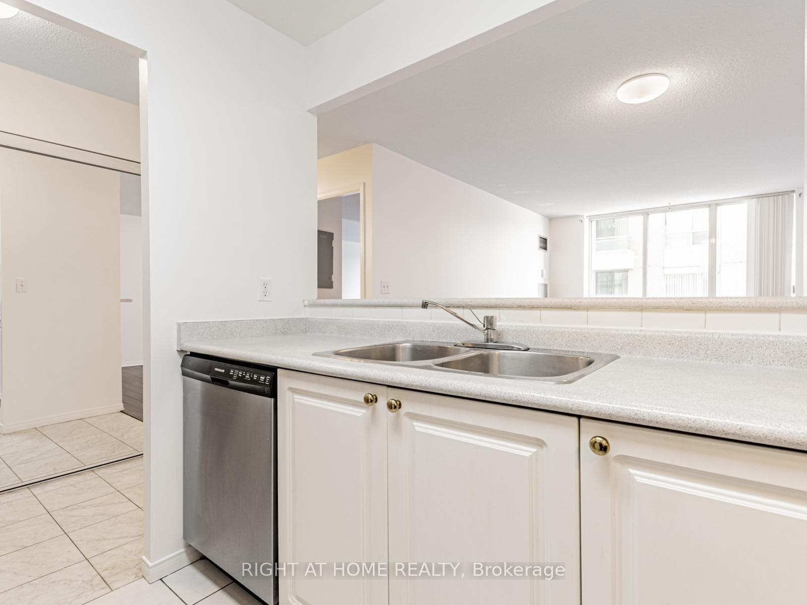 29 Pemberton Avenue Unit 908 photo 4