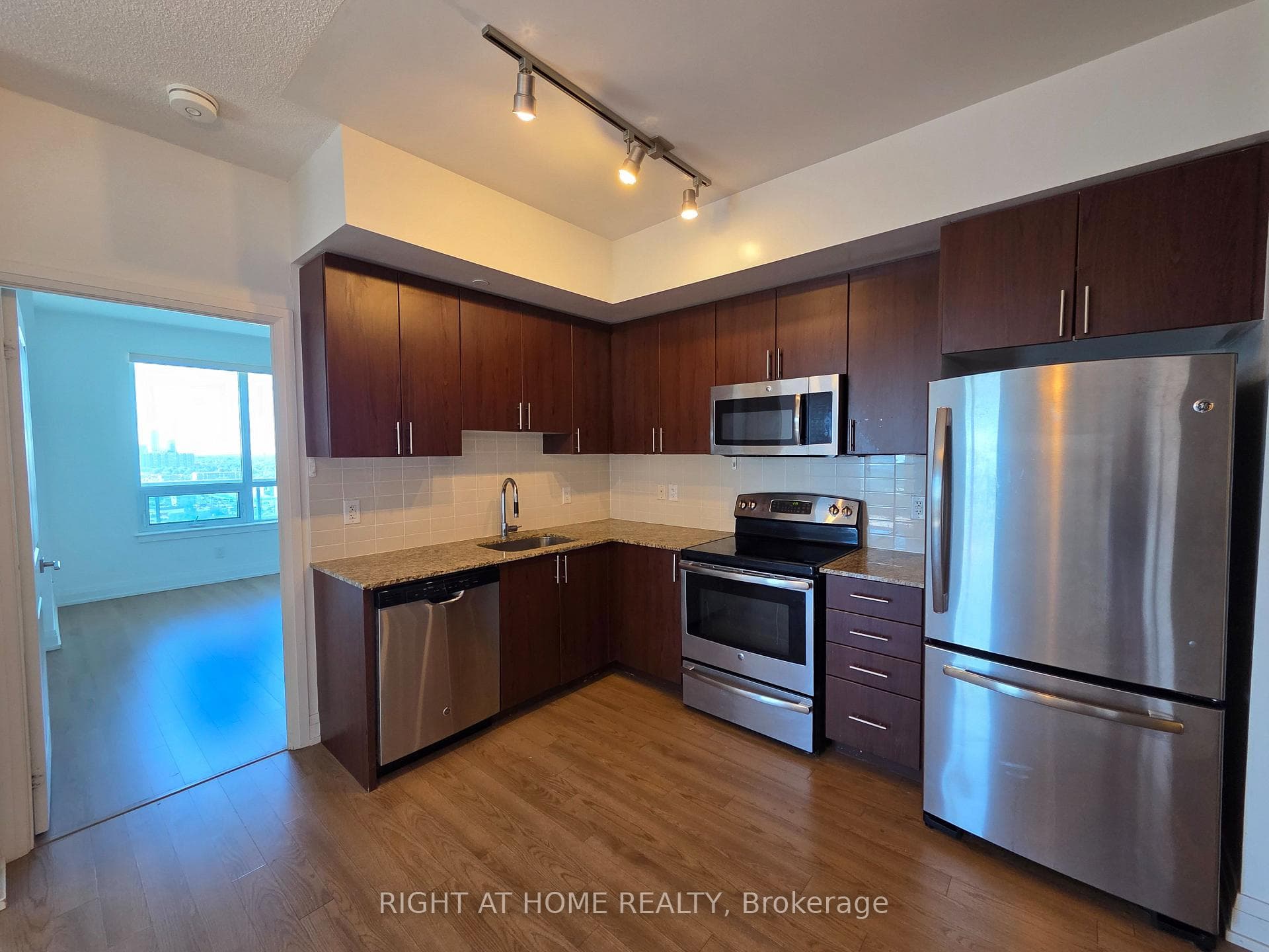 7165 Yonge Street Unit 1606 photo 15