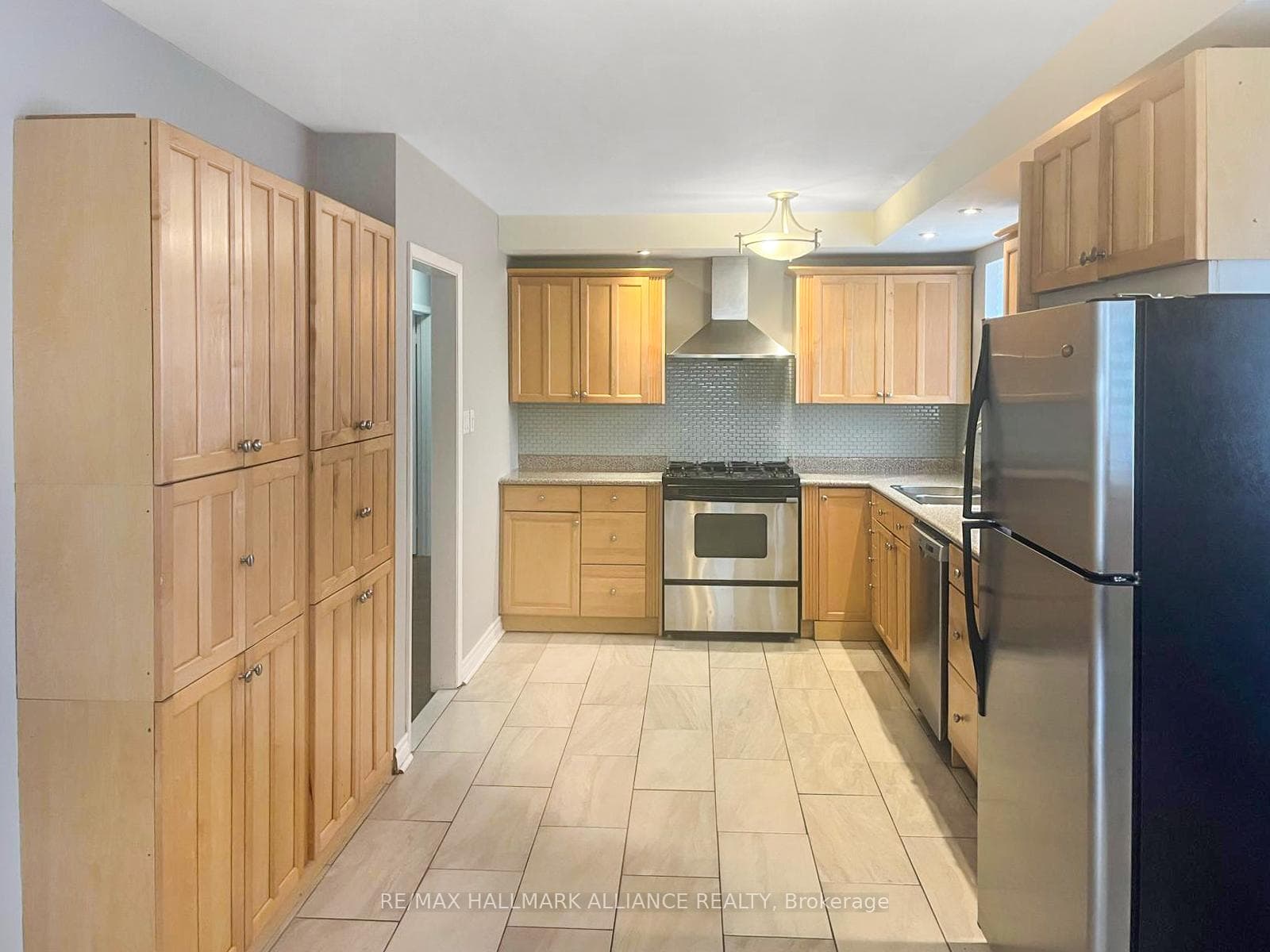 15 Grove Park Crescent Unit Upper photo 4