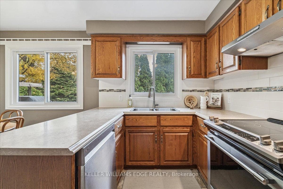 595 Barons Court photo 23