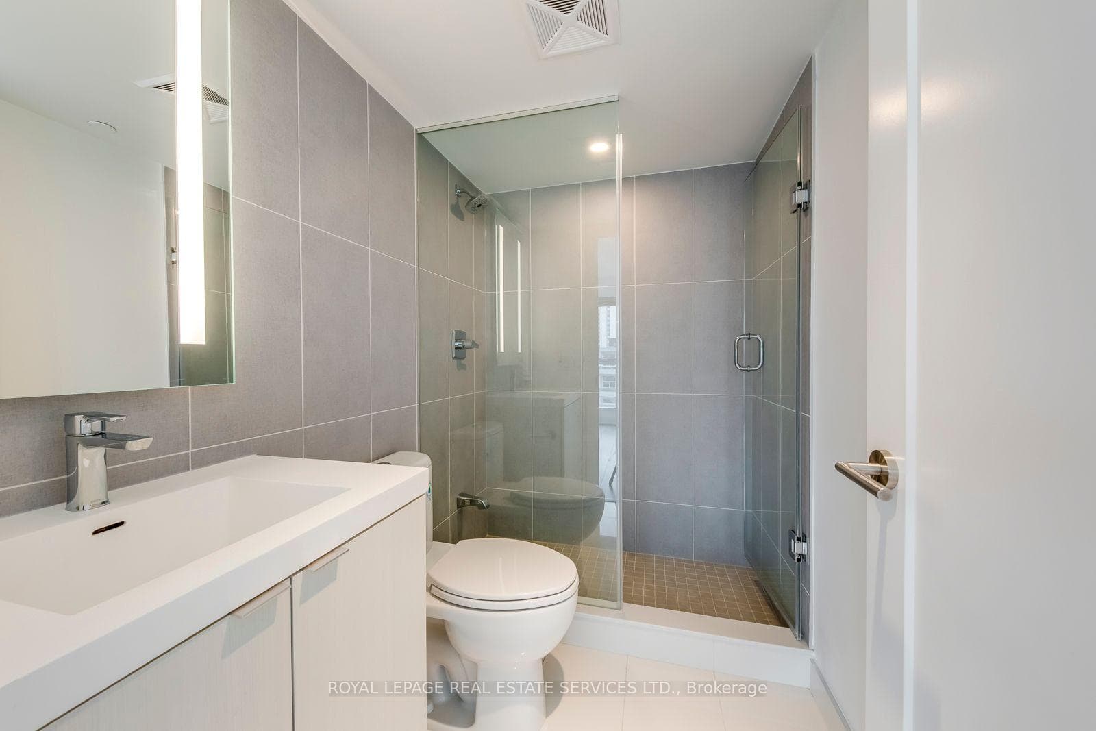 585 Bloor Street Unit 1320 photo 21