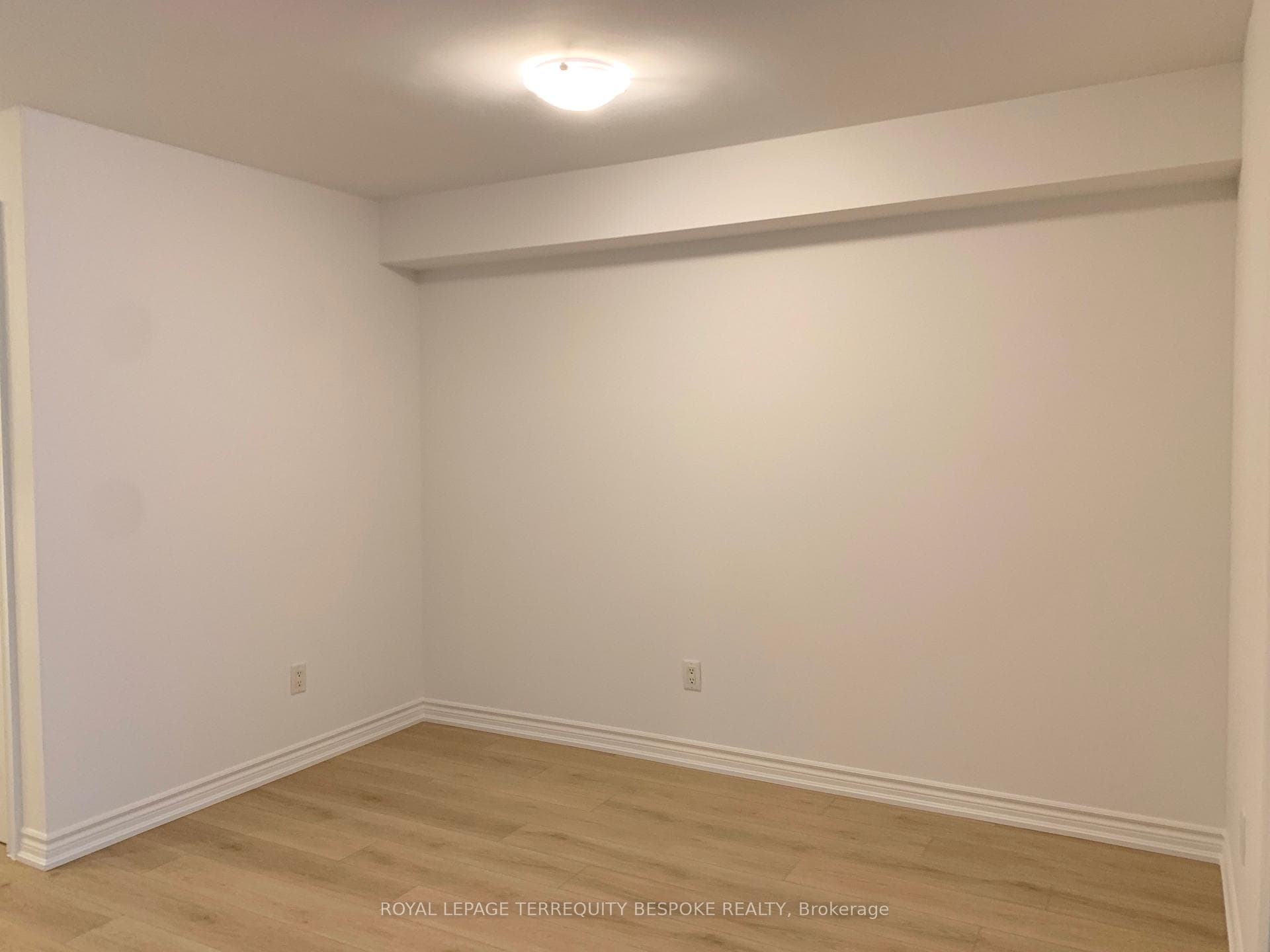 250 Wellington Street Unit 839 photo 8