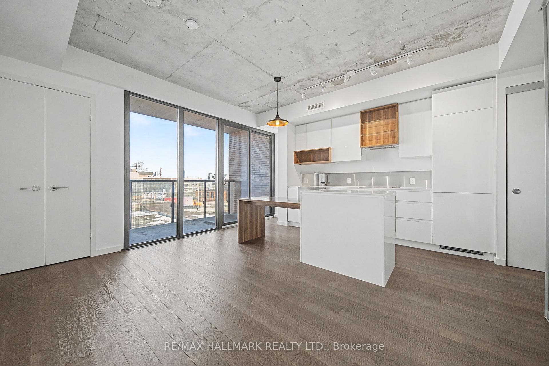 383 Sorauren Avenue Unit 609 photo 3